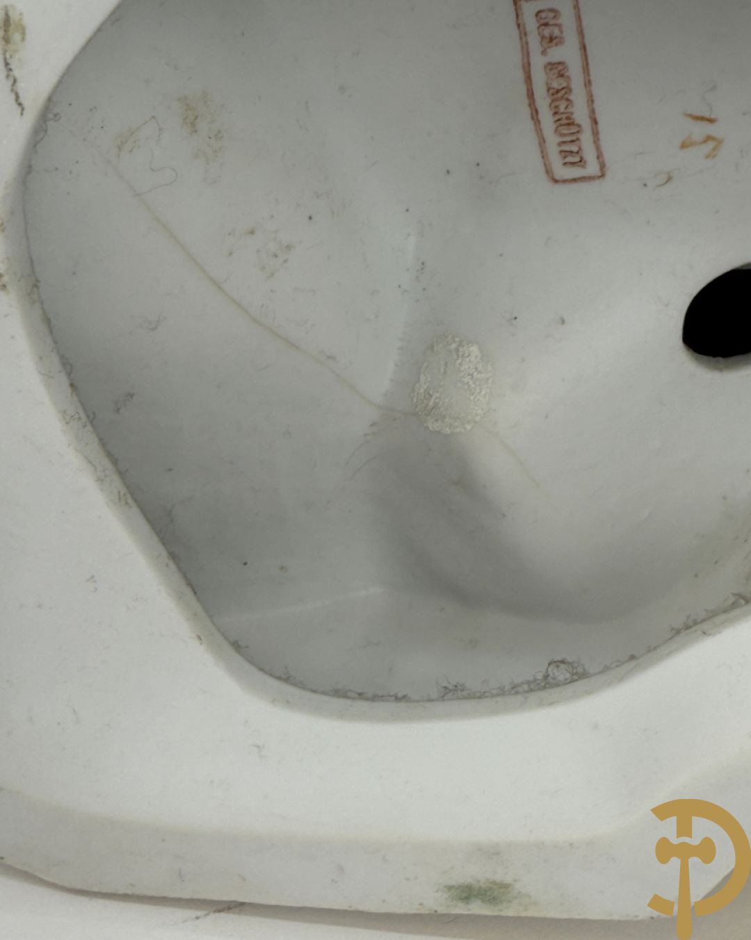 Lieftallig biscuit van romantisch koppel bij amfoor met kleine neergezeten cupido onder koperen baldakijn met kristallen belletjes