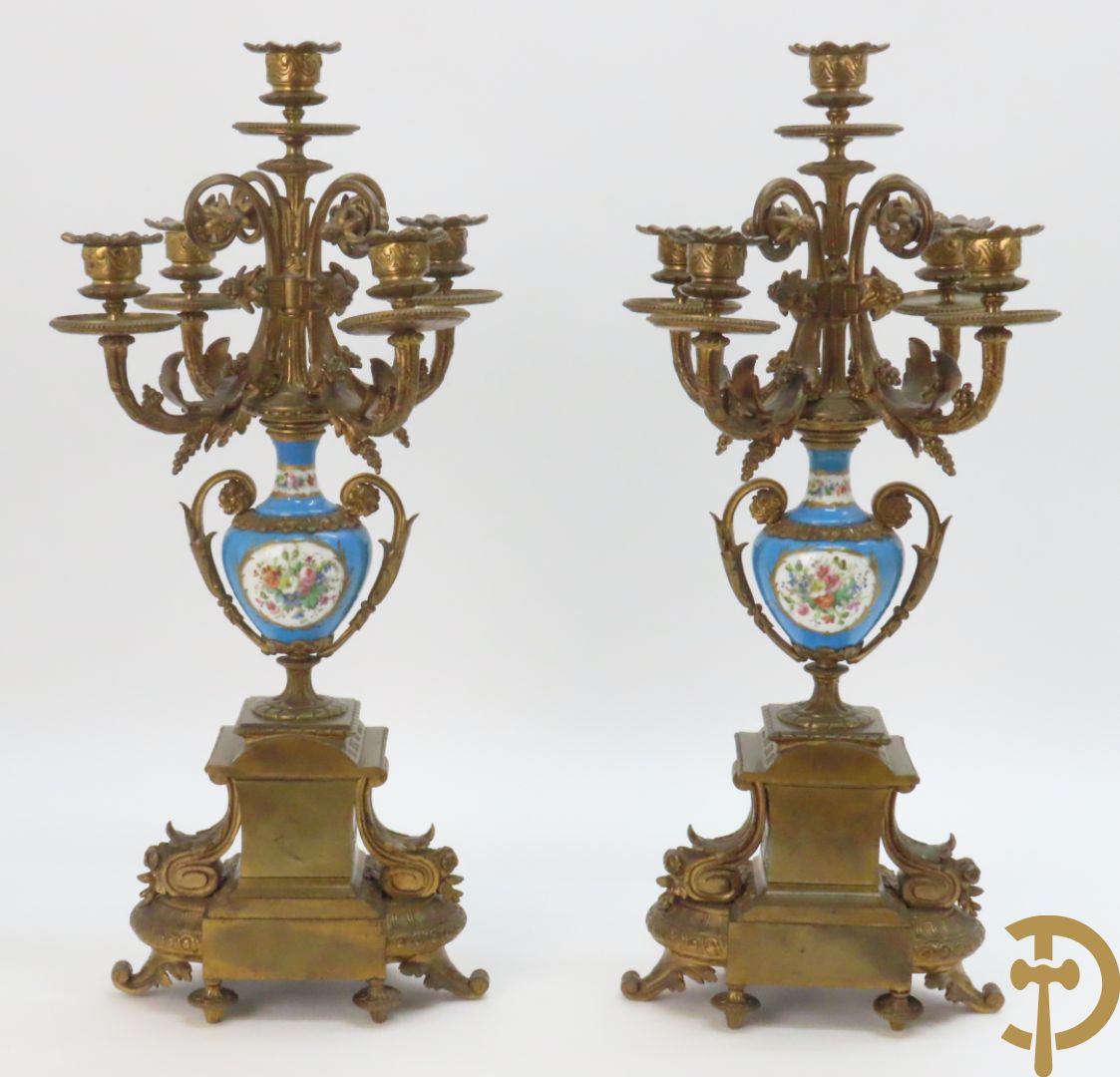 Driedelige bronzen garnituur bezet met Sèvres porselein bestaande uit pendule geflankeerd door paar cupido