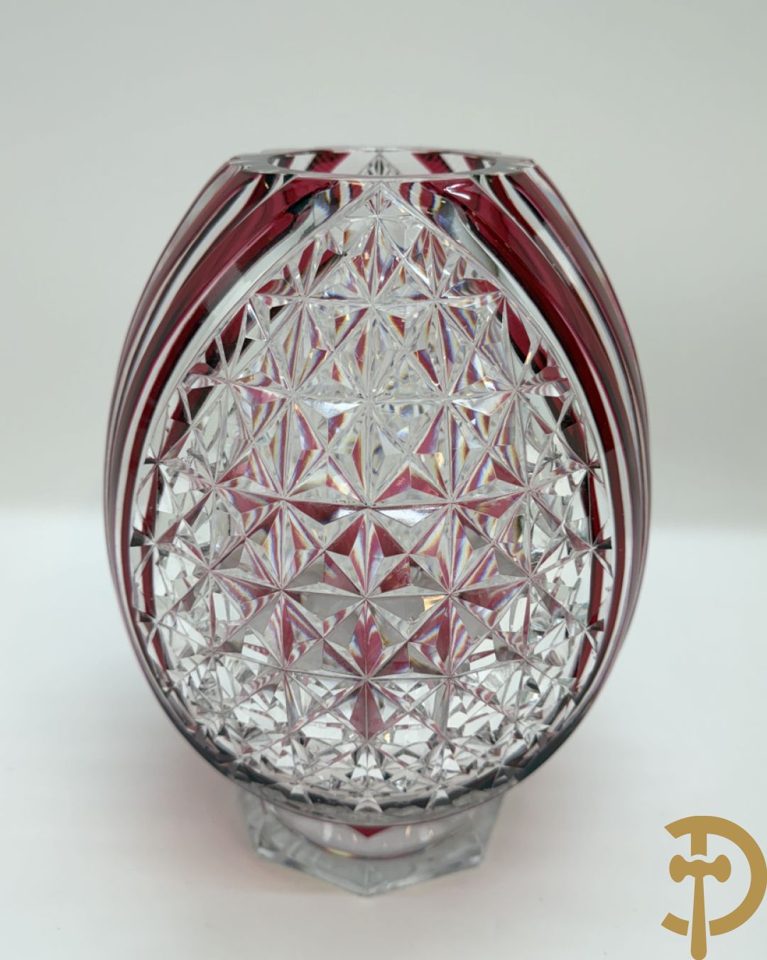 Gekleurde bolvormige kristallen handgeslepen Val-Saint-Lambert vaas, gemerkt 1197 + groene krsitallen Val-Saint-Lambert vaas + rode geslepen Val-Saint-Lambert vaas