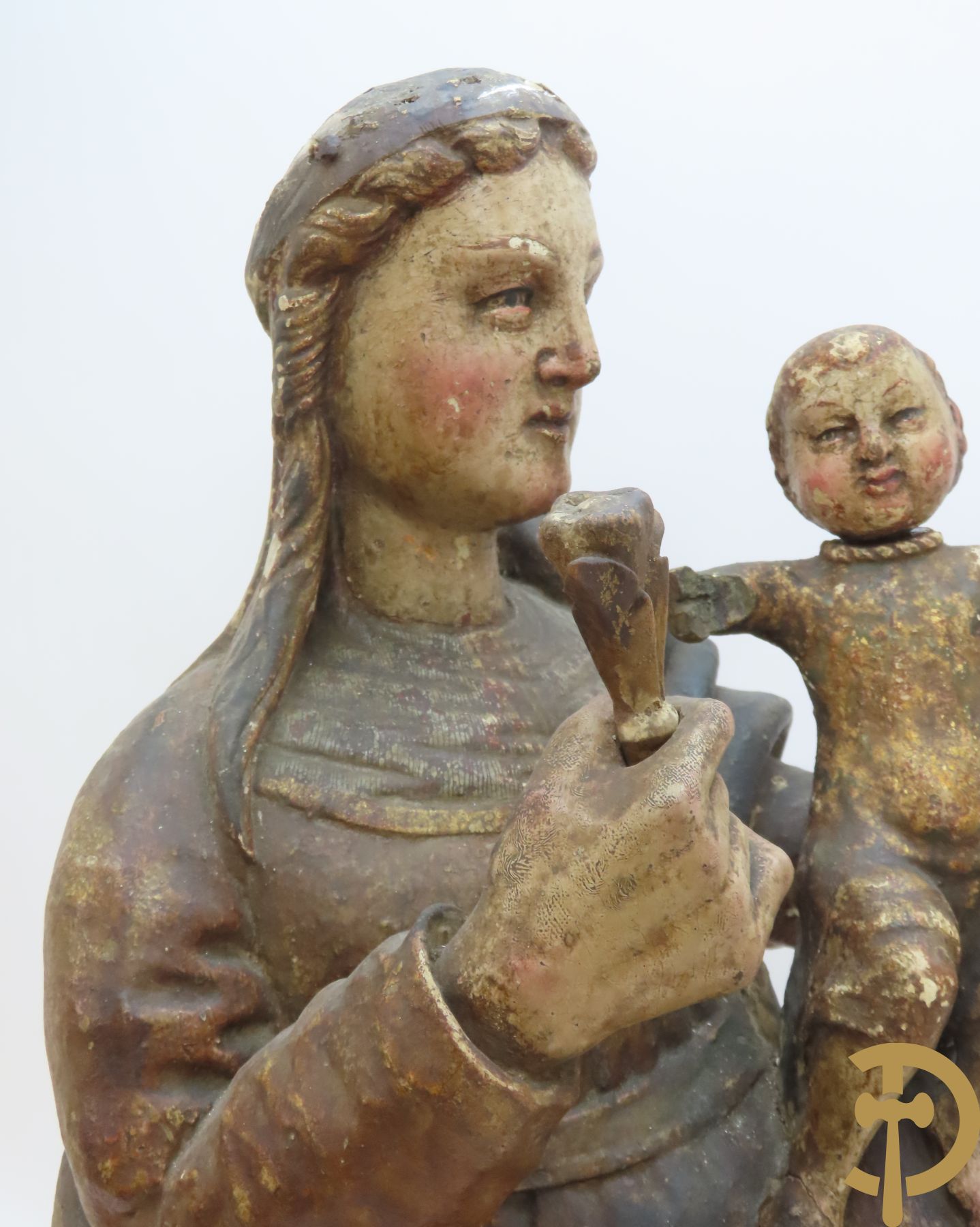 Gepolychromeerde houtsculptuur van Madonna met bloem in rechterhand en Kindje Jezus in linkerhand