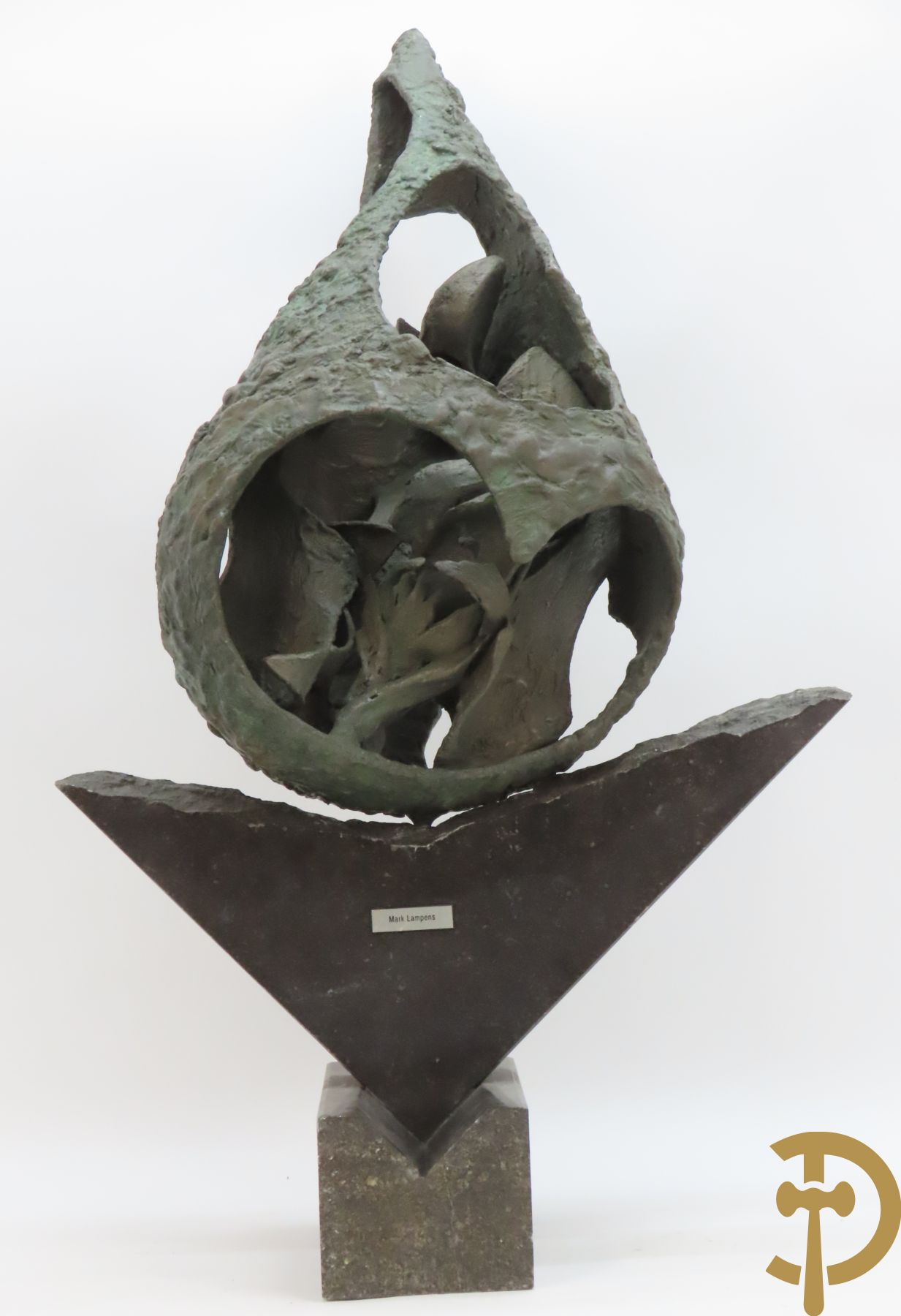 LAMPENS Mark getekend op arduinene sokkel - Kegelvormige bronssculptuur met grillig rolwerk