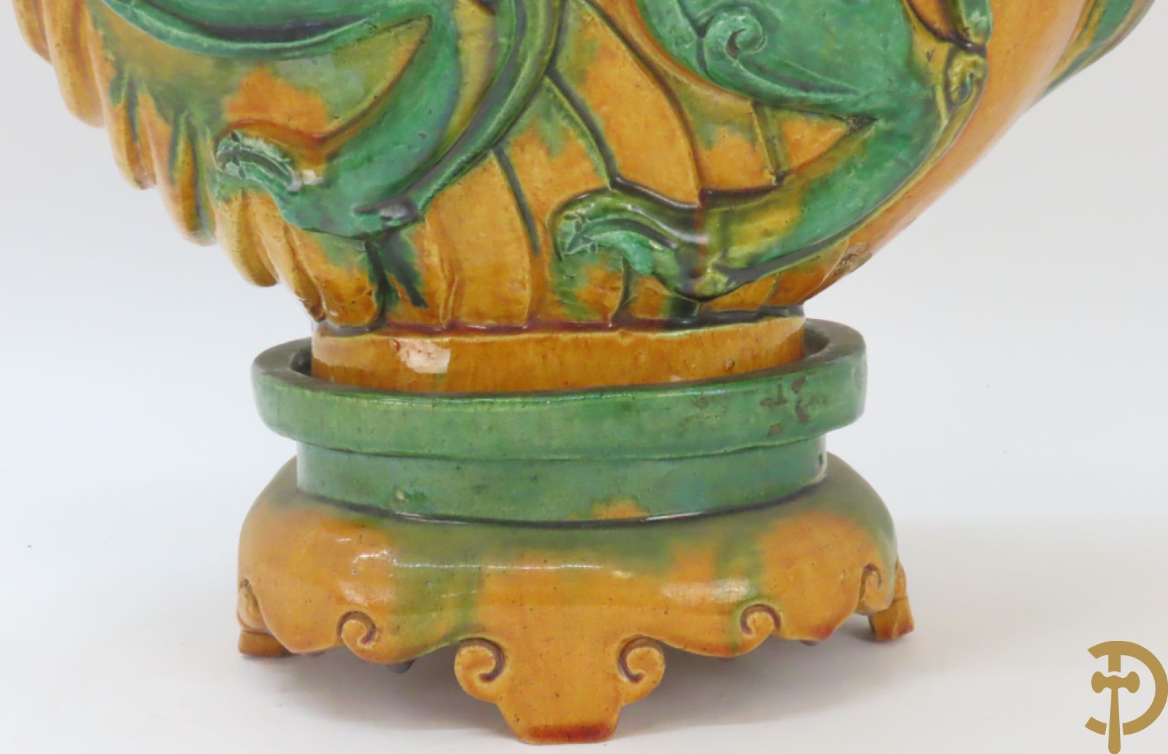 Geglazuurde Chinese aardewerken dekselvaas met fo honden en plantenmotieven