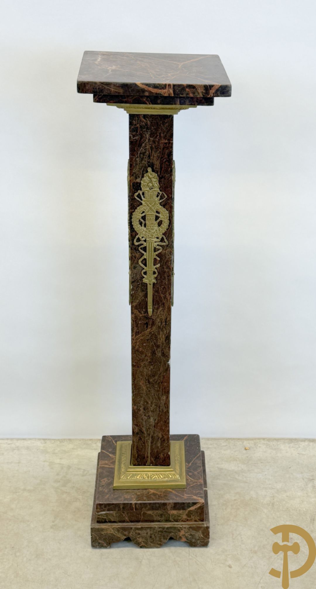 Bruin geaderde marmeren zuil met bronzen ornamenten