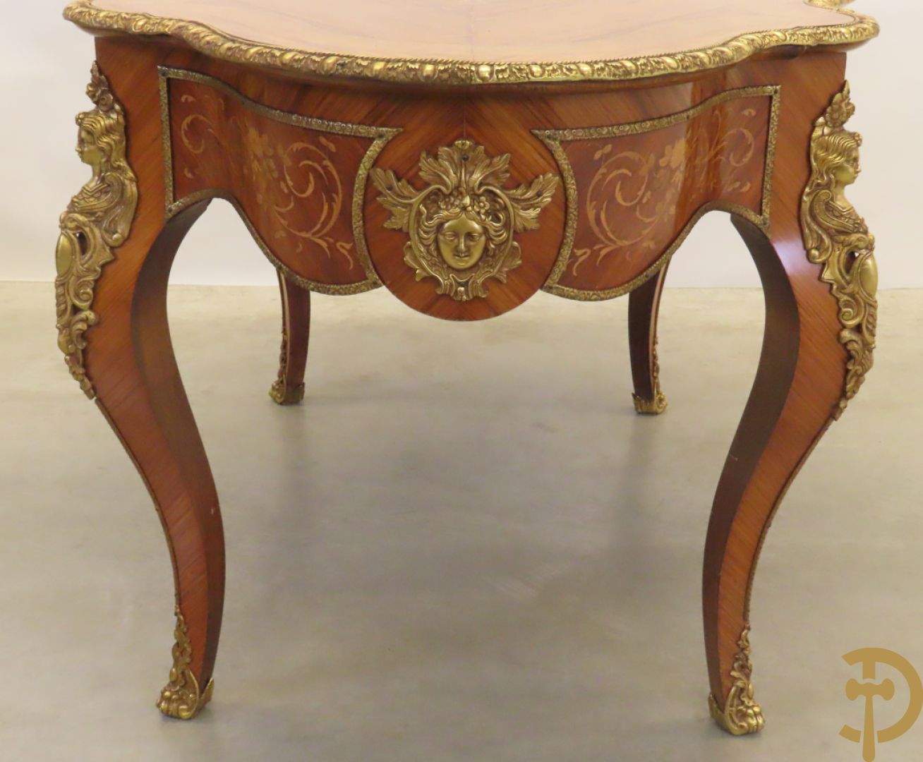 Gemarketteerde ovale notelaren tafel bezet met bronsbeslag van dameshoofden + stoel