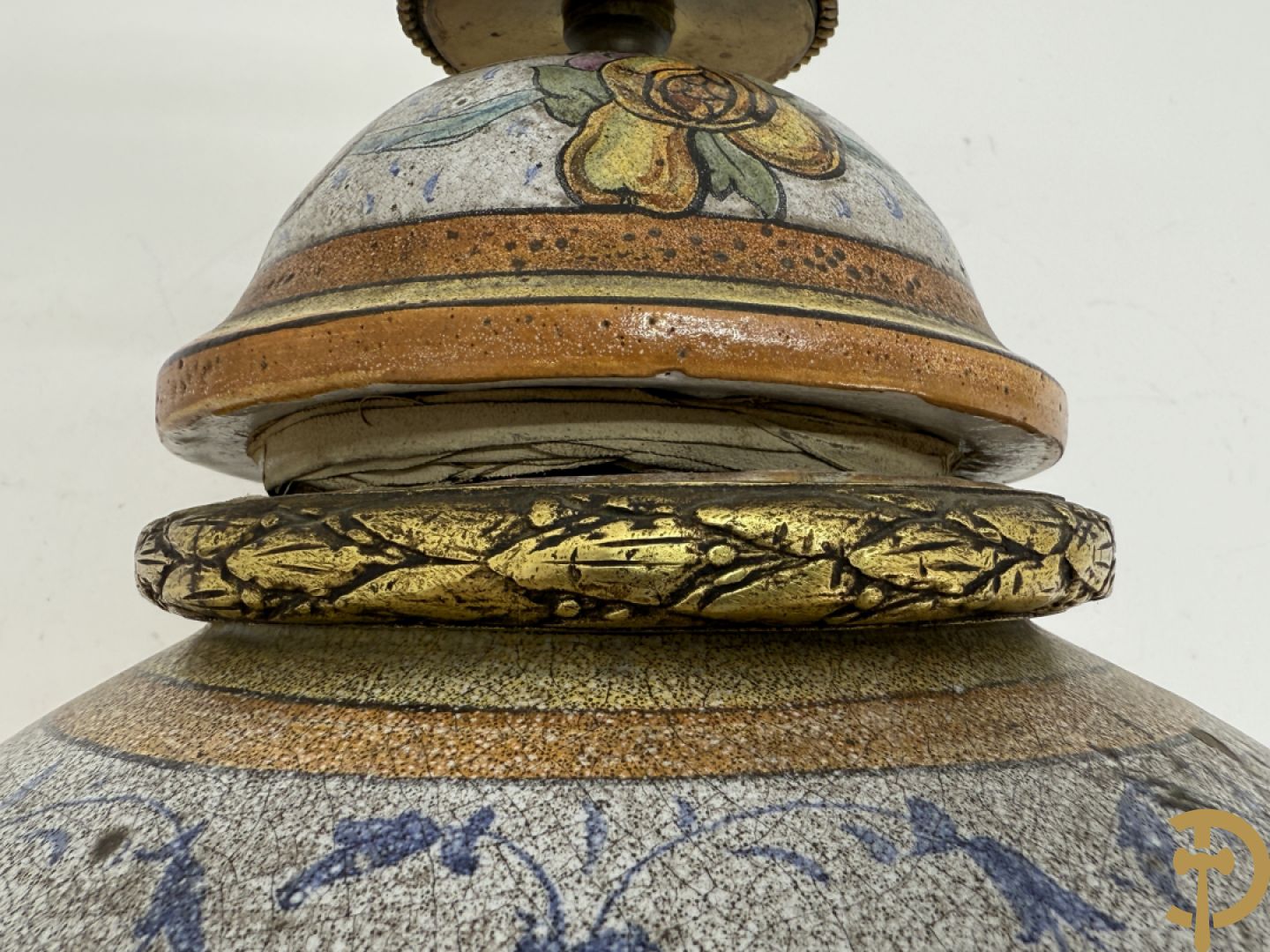 Dekselpotiche met decor van cupido in cartouche en bezet met bronzen ornamenten