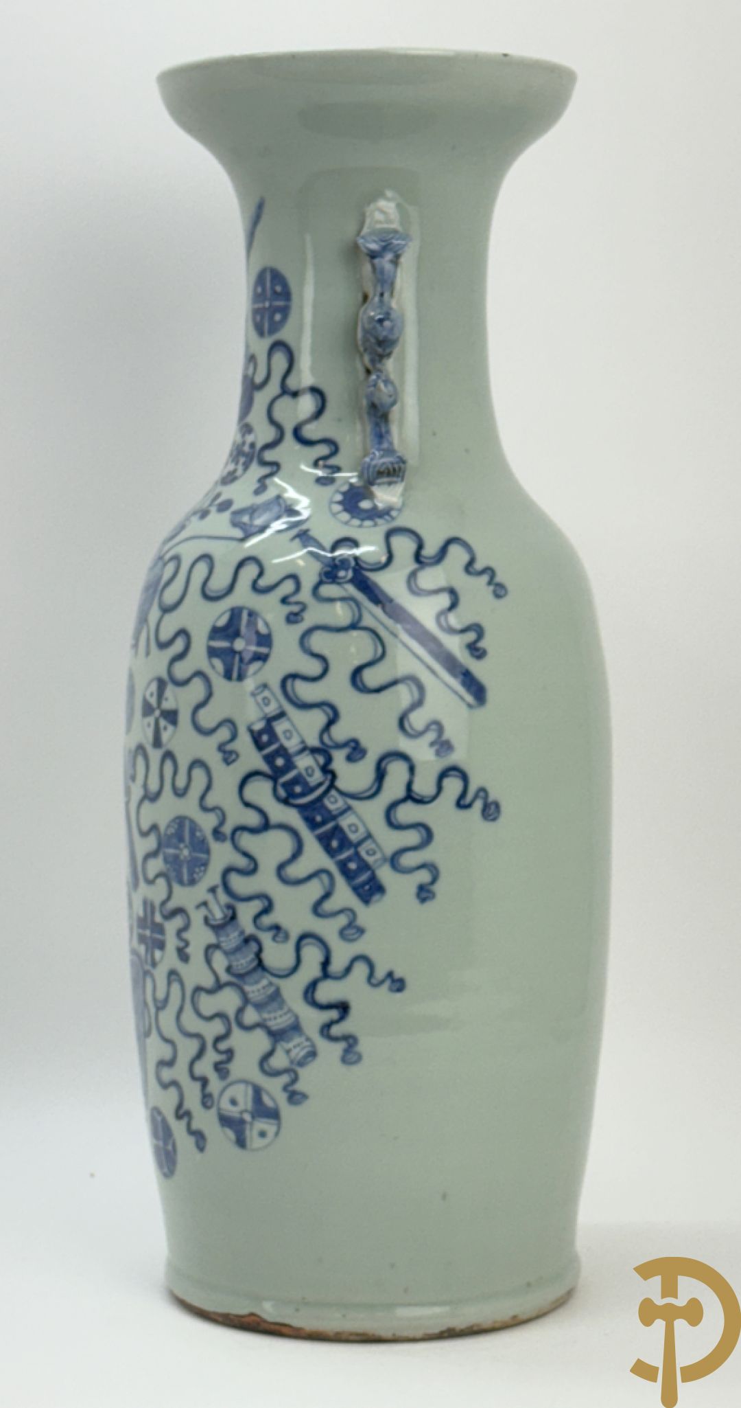 Chinese porseleinen celadon vaas met antiquiteitendecor