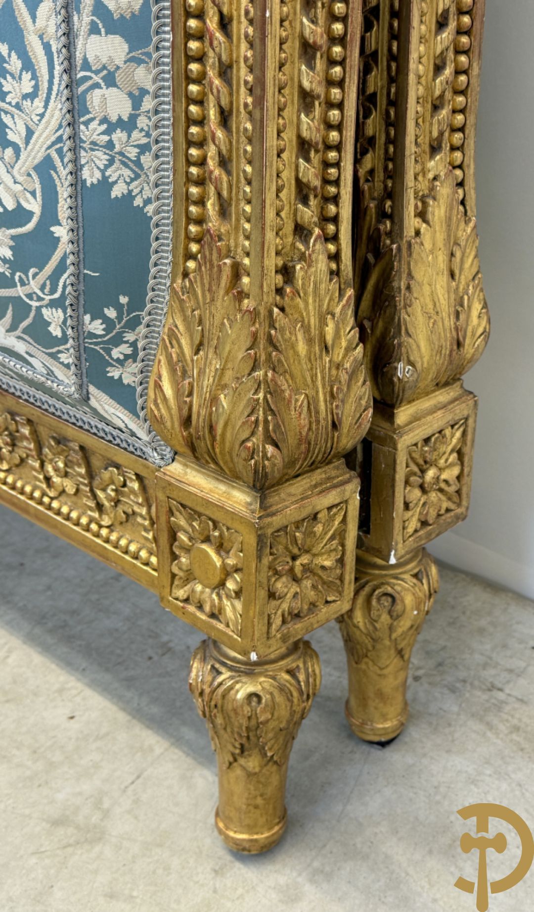 Verguld afgebogen Louis XVI bed met accanthusranken en voluutvormige ornamenten, mooi gestoffeerd met florale motieven