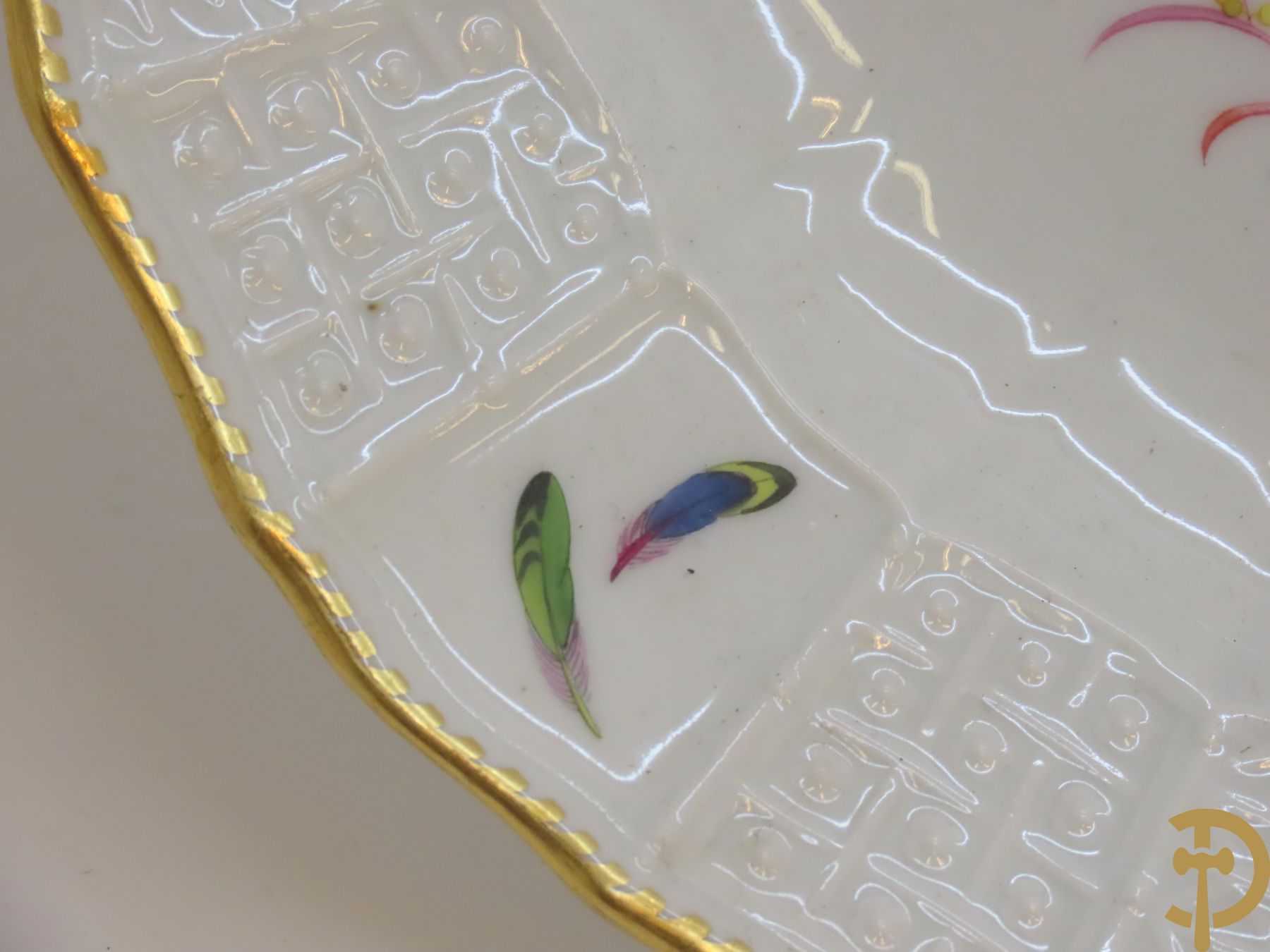 Zes porseleinen borden onder gemerkt met zwaarden / Meissen : 1 bord met stadstafereel, 1 verlucht bord met drakendecor, 1 bord met vogeldecor, 1 met bloemen en 2 met bloemendecor omgeven door vergulde rand