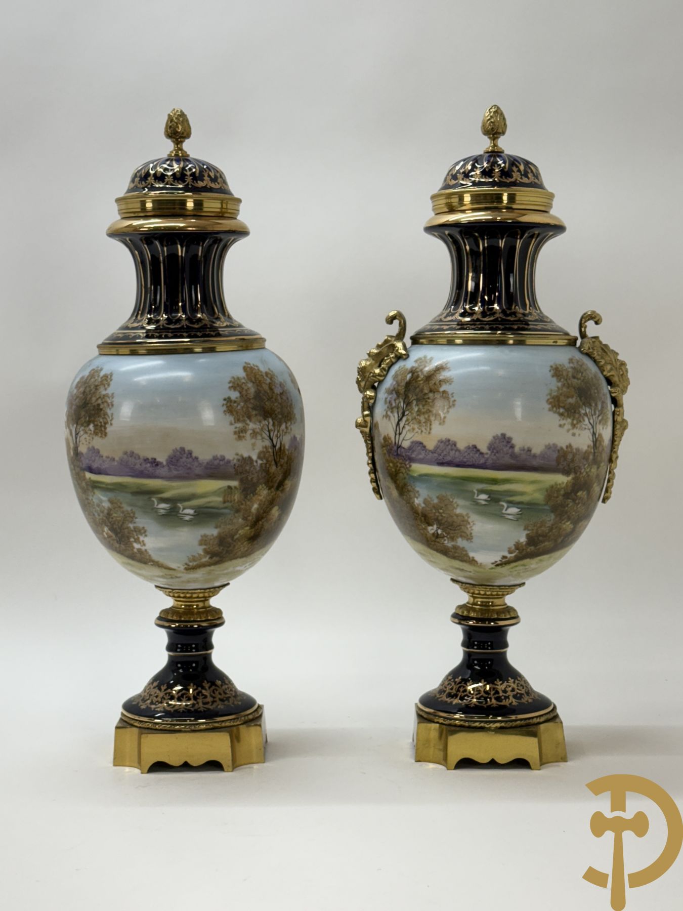 Paar Sèvres stijl vazen met bedrukt geanimeerd decor, naar Boucher