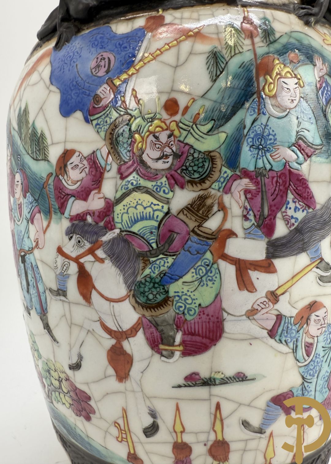 Paar Nankin vazen met dansende figuren en krijgertaferelen op houten sokkels