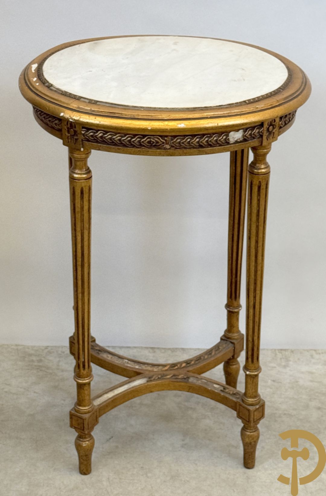 Vergulde bijzettafel Louis XVI stijl met wit marmeren blad op gecanneleerde poten