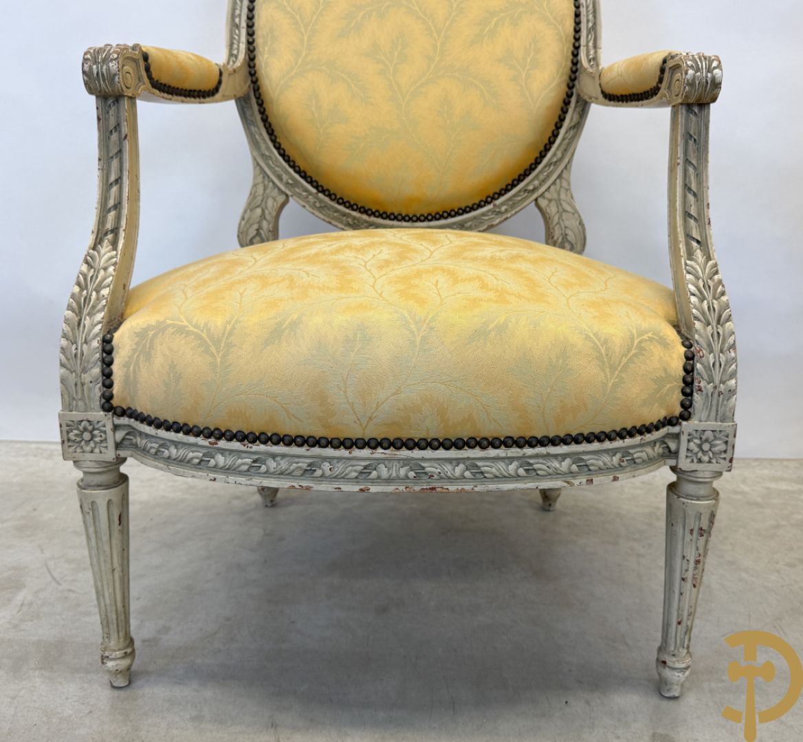 Salonensemble met rocailles, bloemenmotieven en gecanneleerde poten bestaande uit canapé, 2 armzetels en 2 stoelen