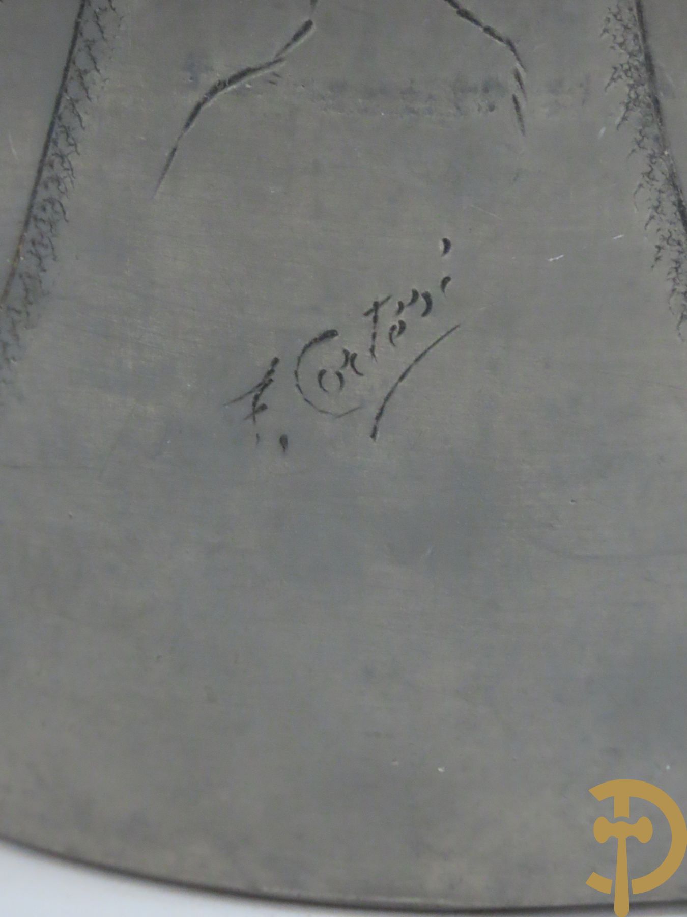 Verzilverde vaas met vogeldecor, Kayser gemerkt + 3 tinnen Art Deco vaasjes w.o. 1 gemerkt Hering + tinnen Art Deco inktstel