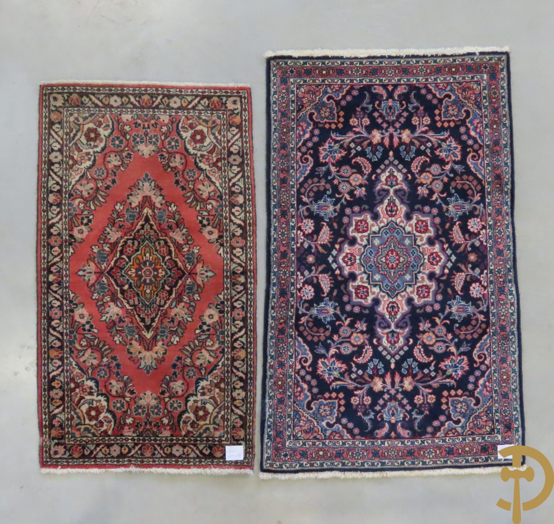 Twee oosterse handgeknoopte tapijten met bloemendecor