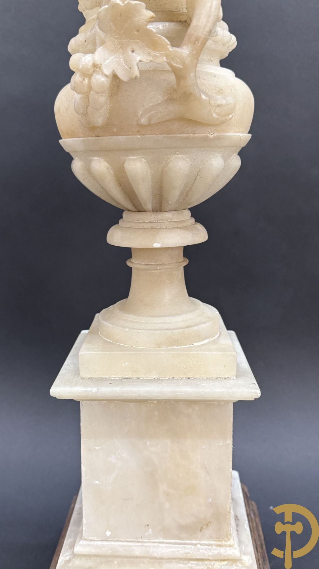 Paar handgesculpteerde albasten vazen met bloemen- en accanthusranken