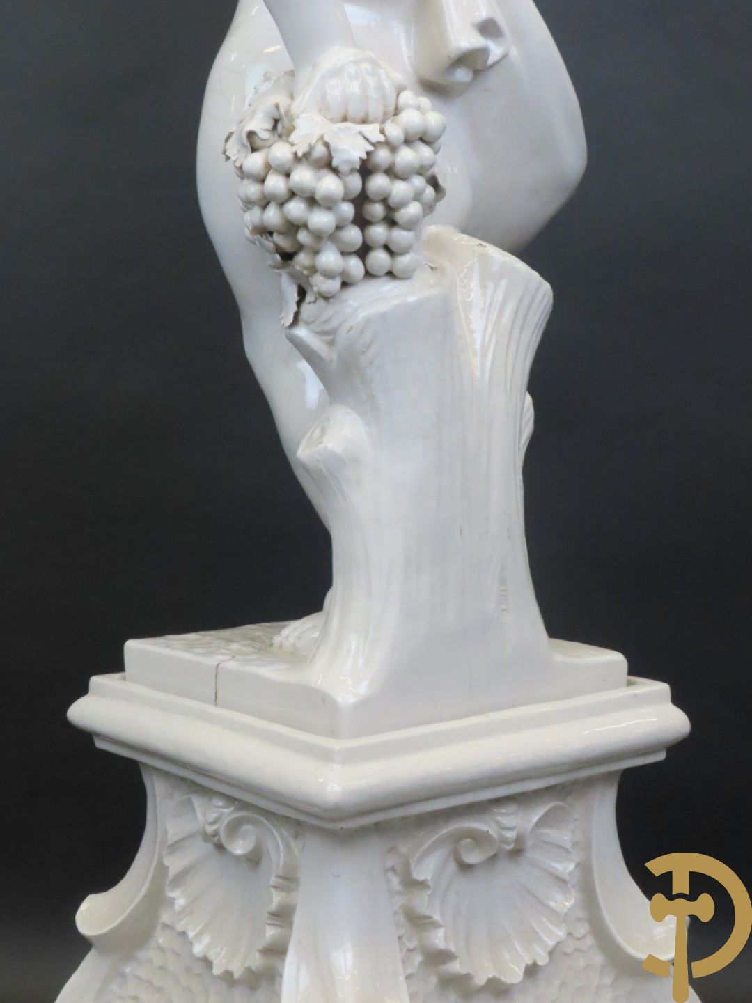 Engel met druiventrossen in Italiaanse majolica op sokkel