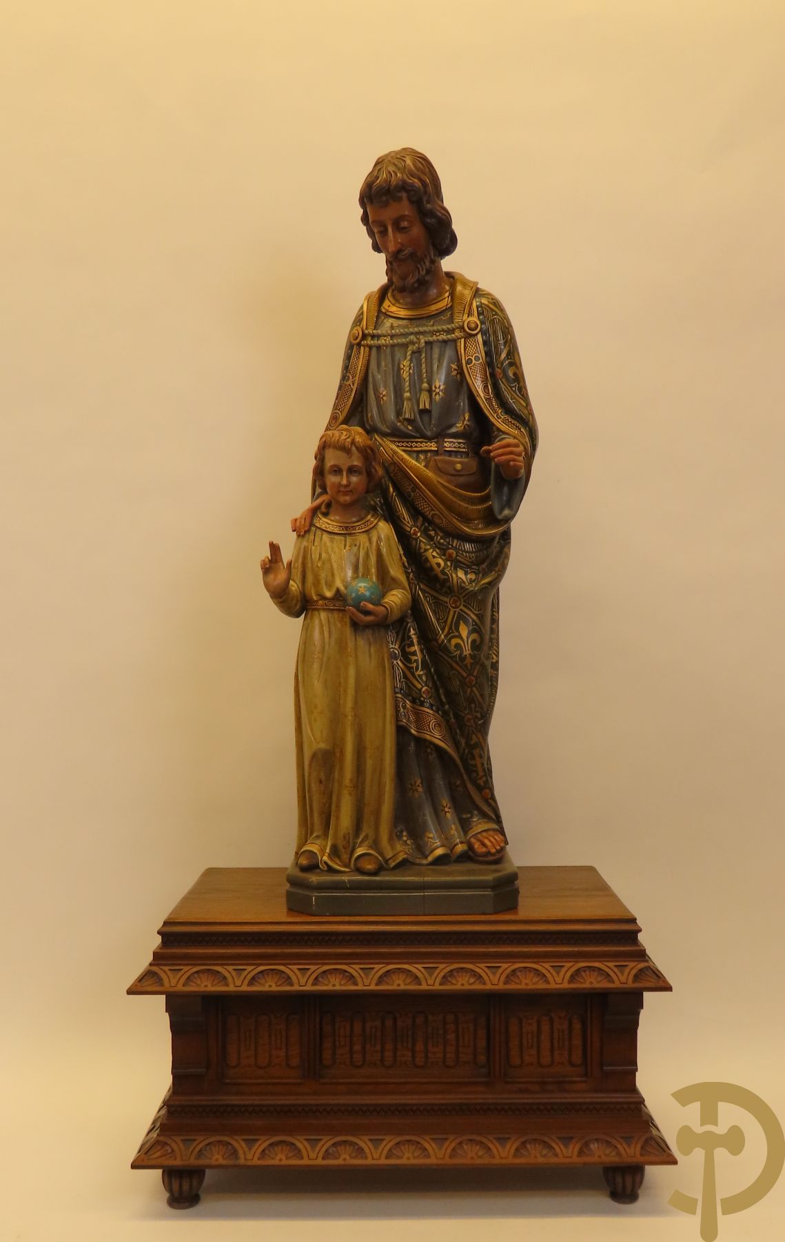 Gepolychromeerde houtsculptuur van Sint-Jozef met kindje Jezus, links gedateerd 1920, op sokkel met Neo Renaissance motieven