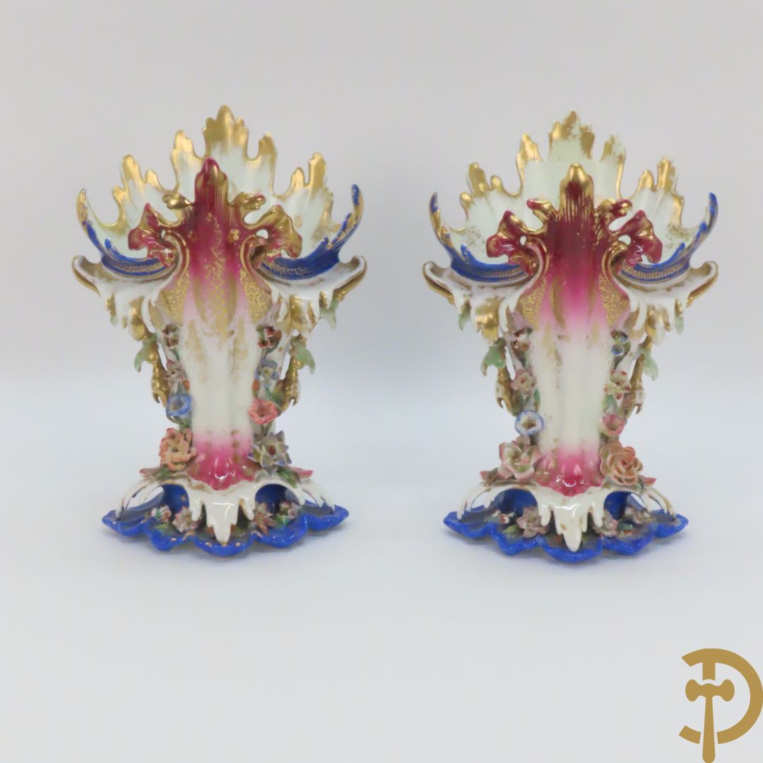 Paar Vieux Paris cornetvazen met rocailles, 19e