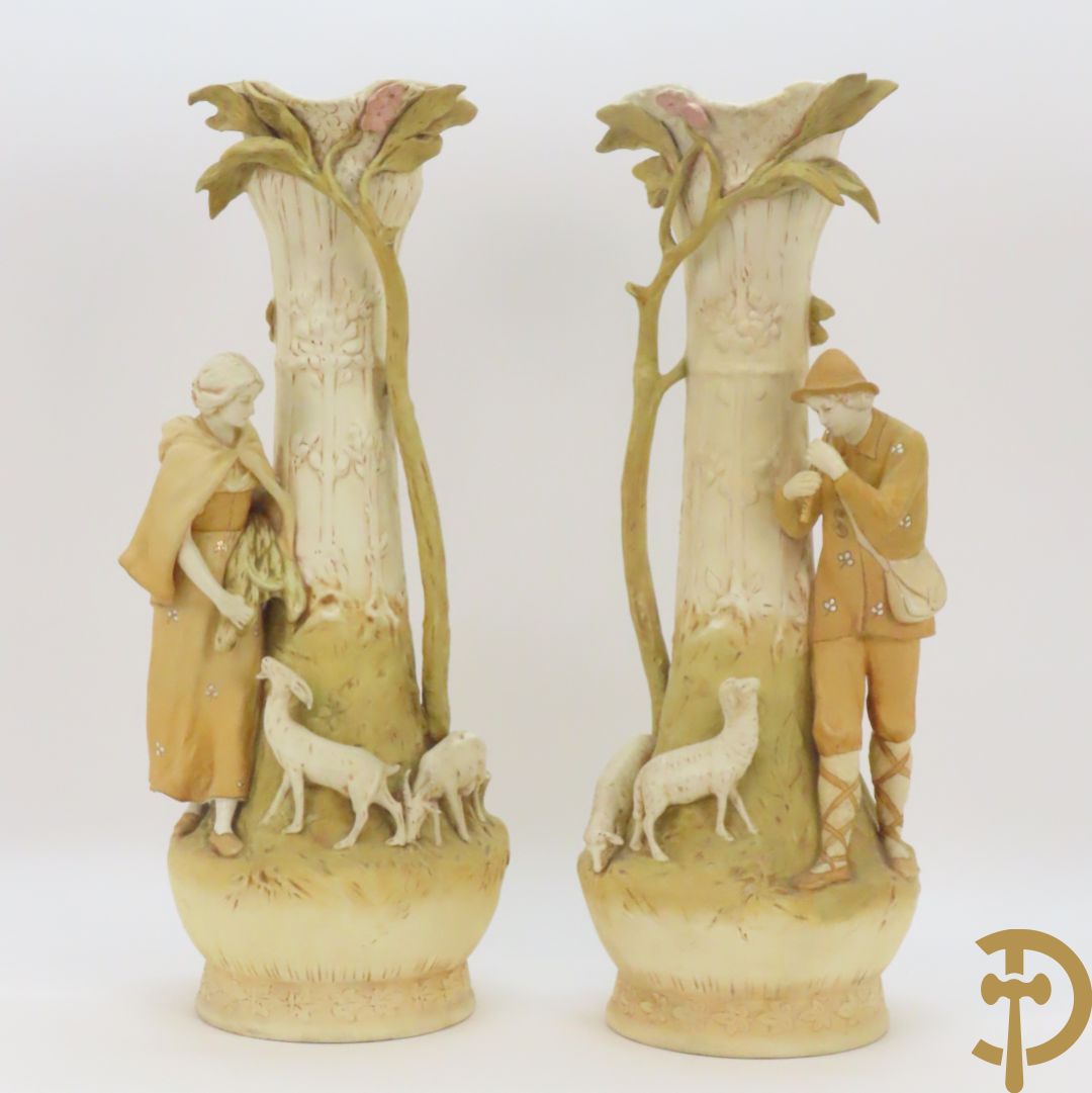 Paar Royal Dux vazen met herderpaar, gemerkt onderaan