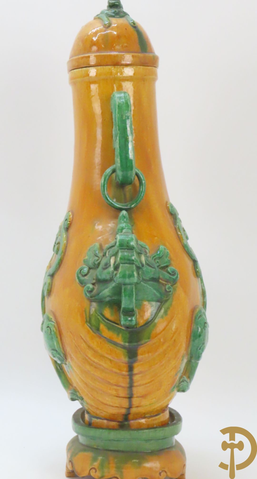 Geglazuurde Chinese aardewerken dekselvaas met fo honden en plantenmotieven