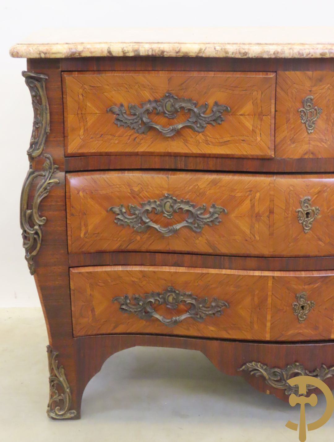 Gegalbeerde vierladencommode met bronsbeslag, marqueterie en marmeren blad
