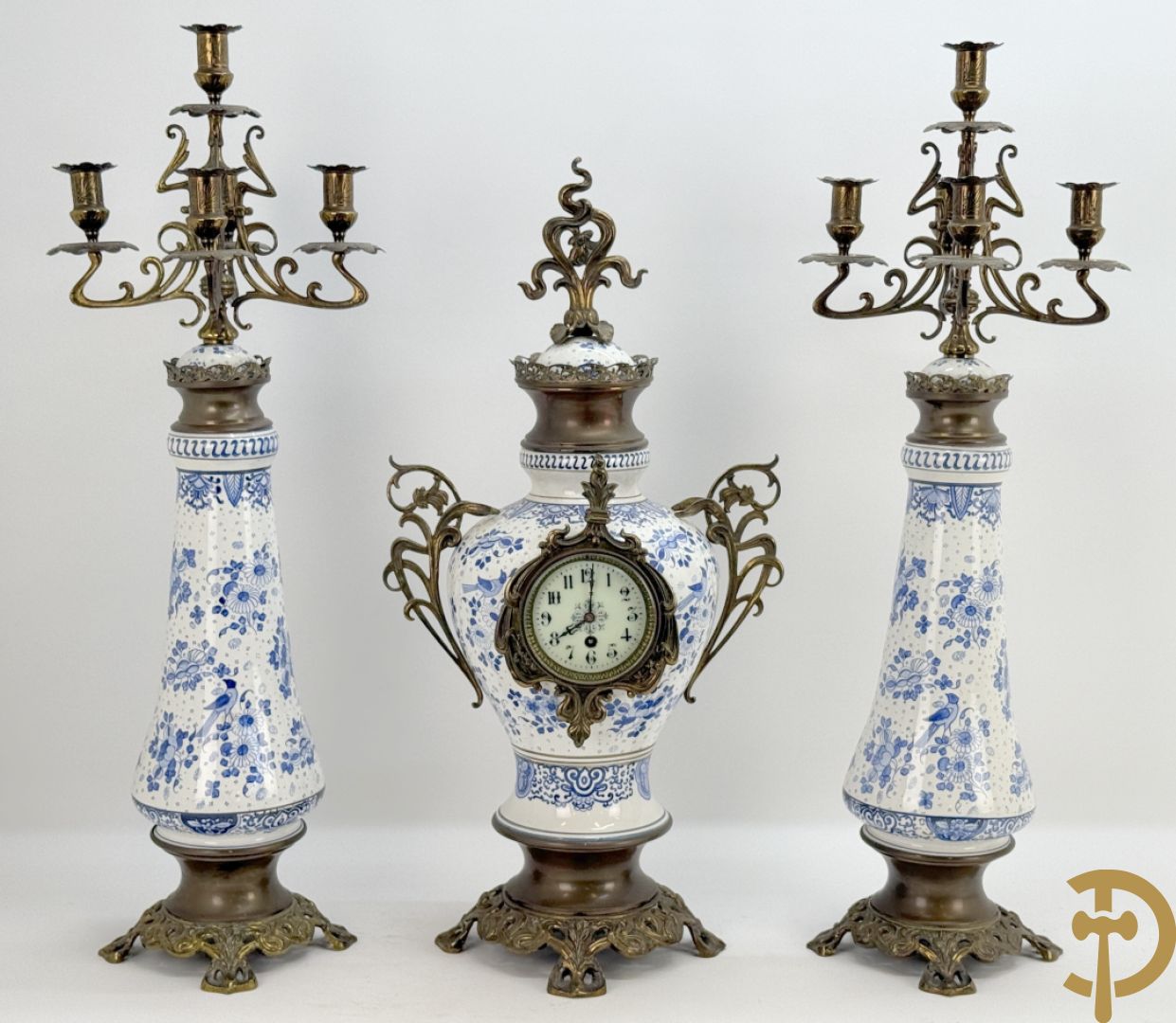 Driedelige garnituur met faience in Delftse stijl en bezet met koperen Jugendstil kandelaars, rond 1900
