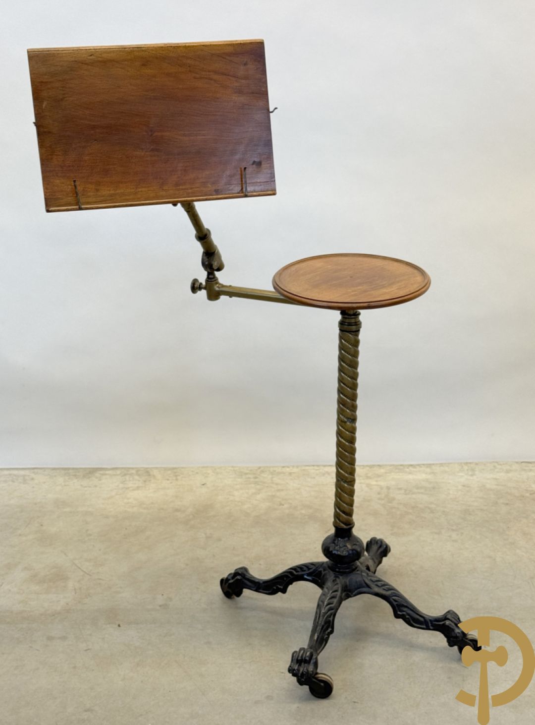 Leesstandaard met verstelbare boekhouder en zijdelings omhoog verplaatsbaar bijzettafeltje voor thee op gietijzeren draaibare voet, rond 1900 gemerkt J . CARTER - North