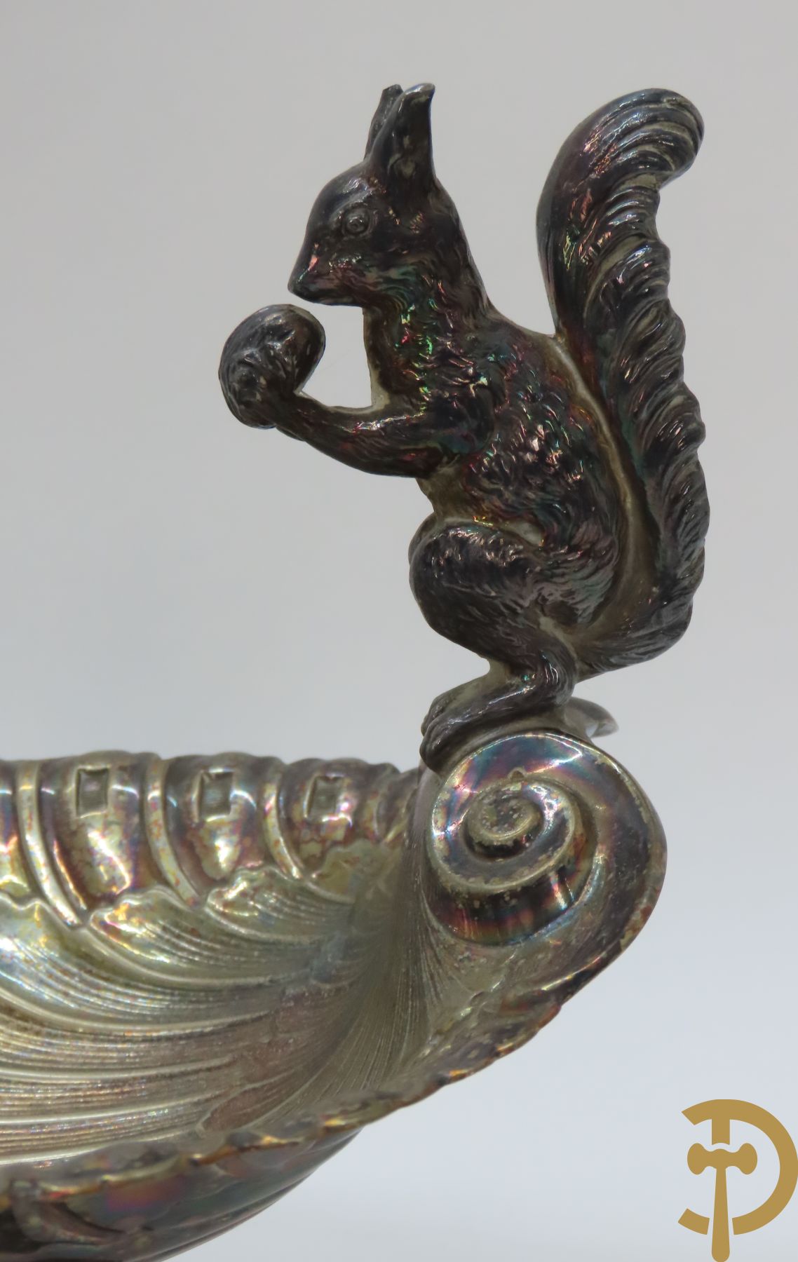 Verzilverd koffiestel MFD & Plated by Reed & Barton 2046 bestaande uit koffiekan, melkkan en suikerpot met ovale medaillons + verzilverde coupe met eekhoorn en rocaille + verzilverde coupe met glas + Verzilverde schenkkan met houten handvat