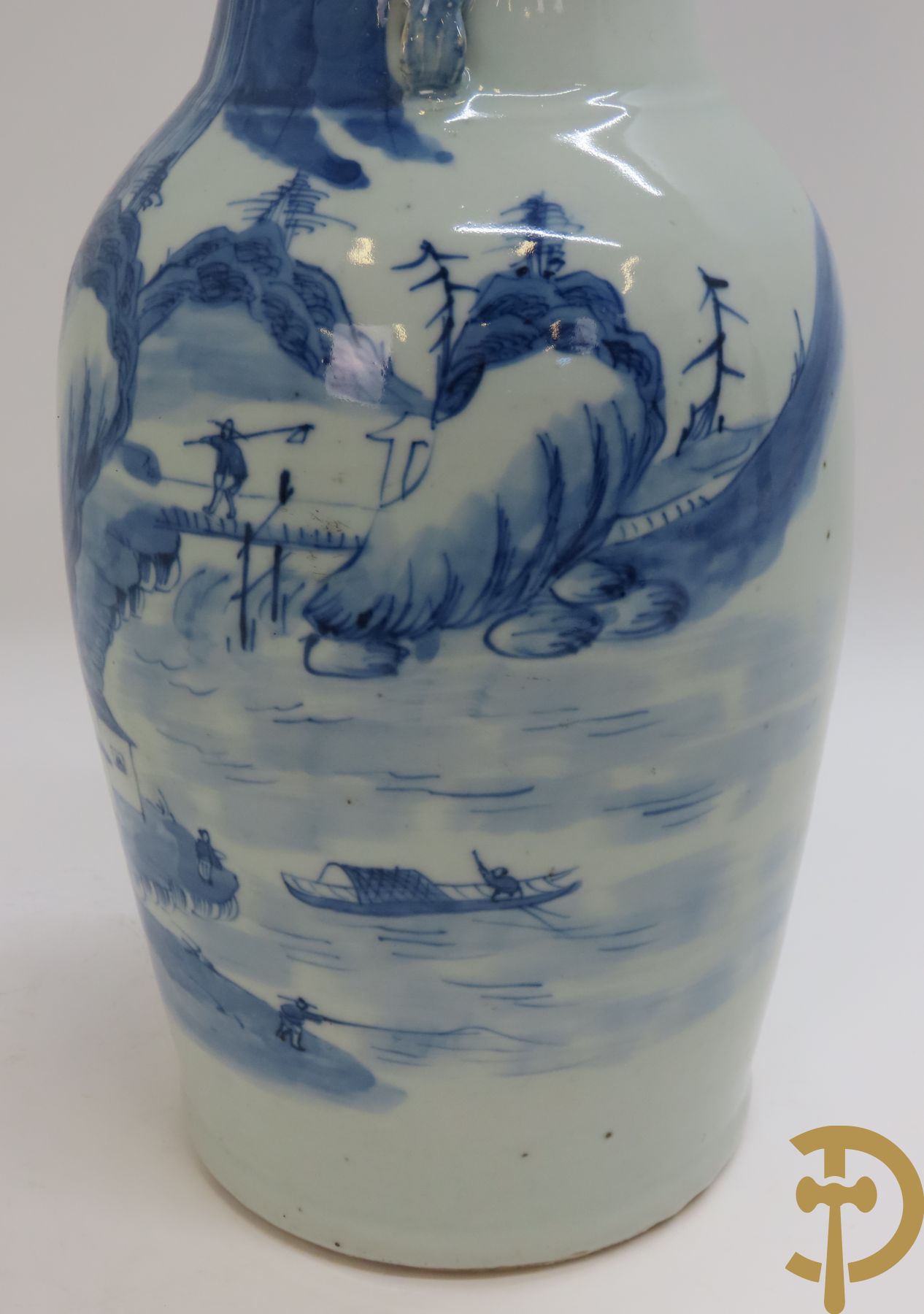 Chinese porseleinen vaas met geanimeerd blauw/wit landschapsdecor en huizenzicht