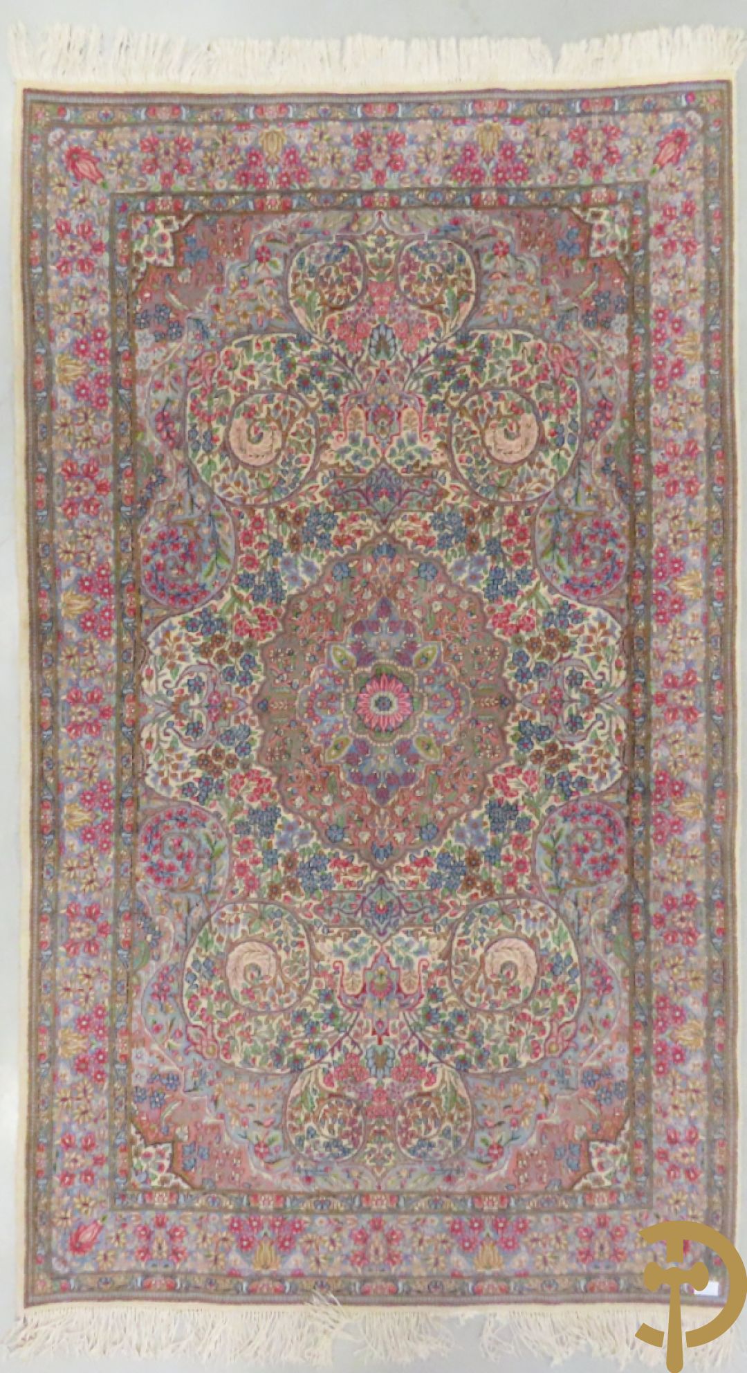 Iranees handgeknoopt tapijt Kirman Lavar met centraal medaillon omgeven door florale motieven