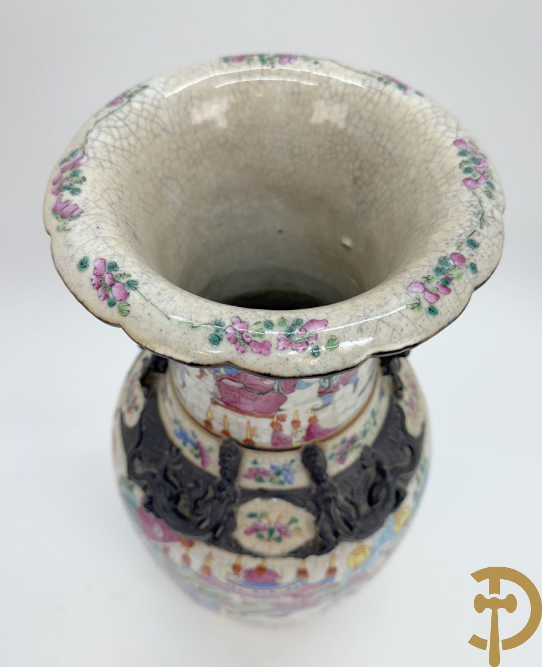 Paar Nankin vazen met dansende figuren en krijgertaferelen op houten sokkels