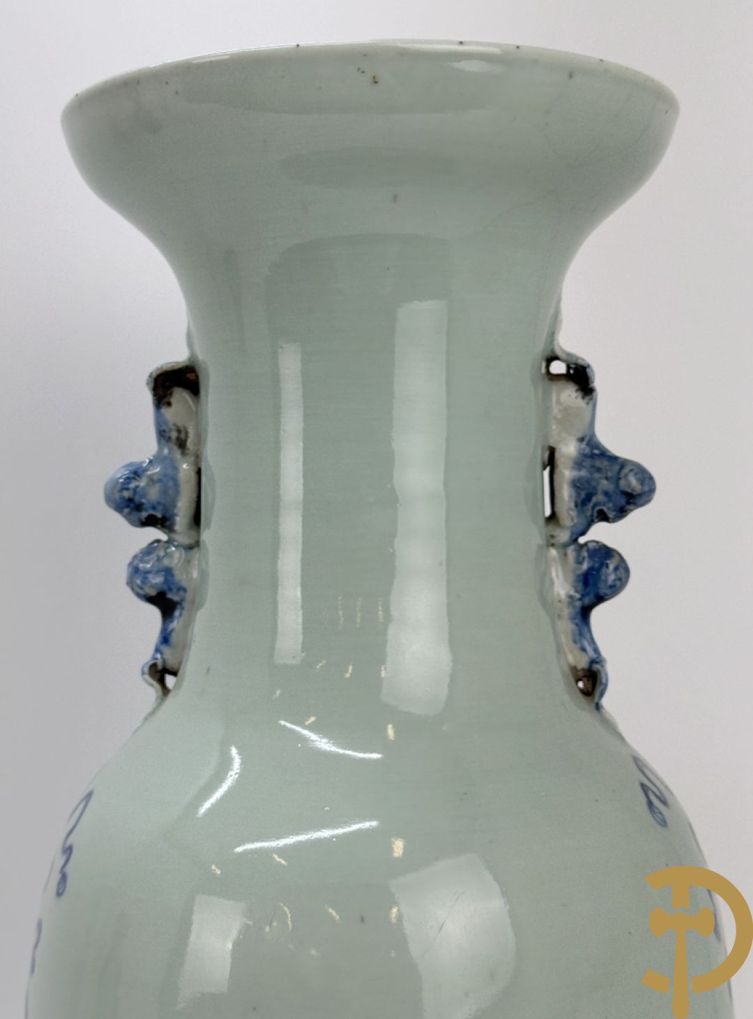 Chinese porseleinen celadon vaas met antiquiteitendecor