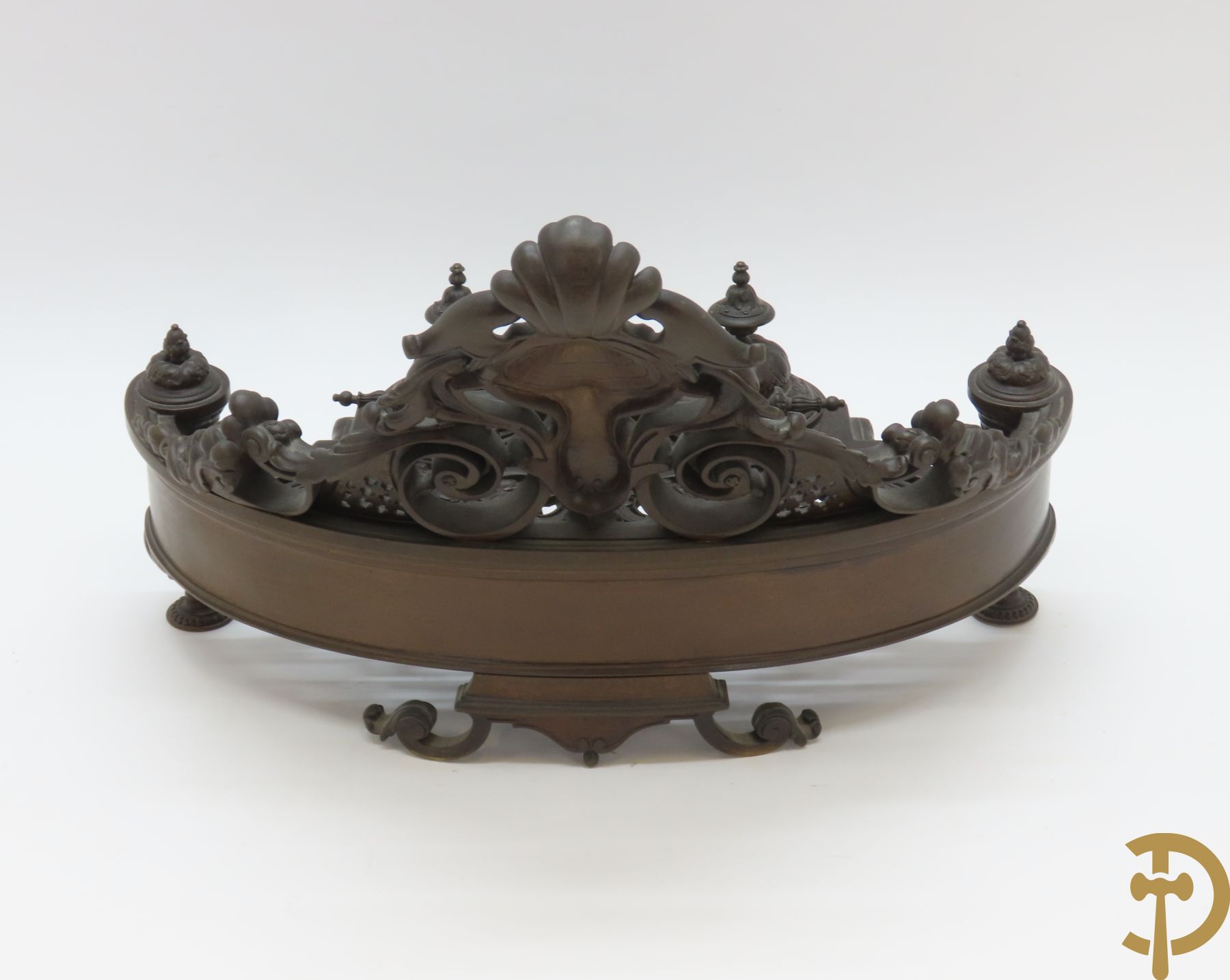 Bronzen Neo Renaissance inktstel met rocailles en bladmotieven