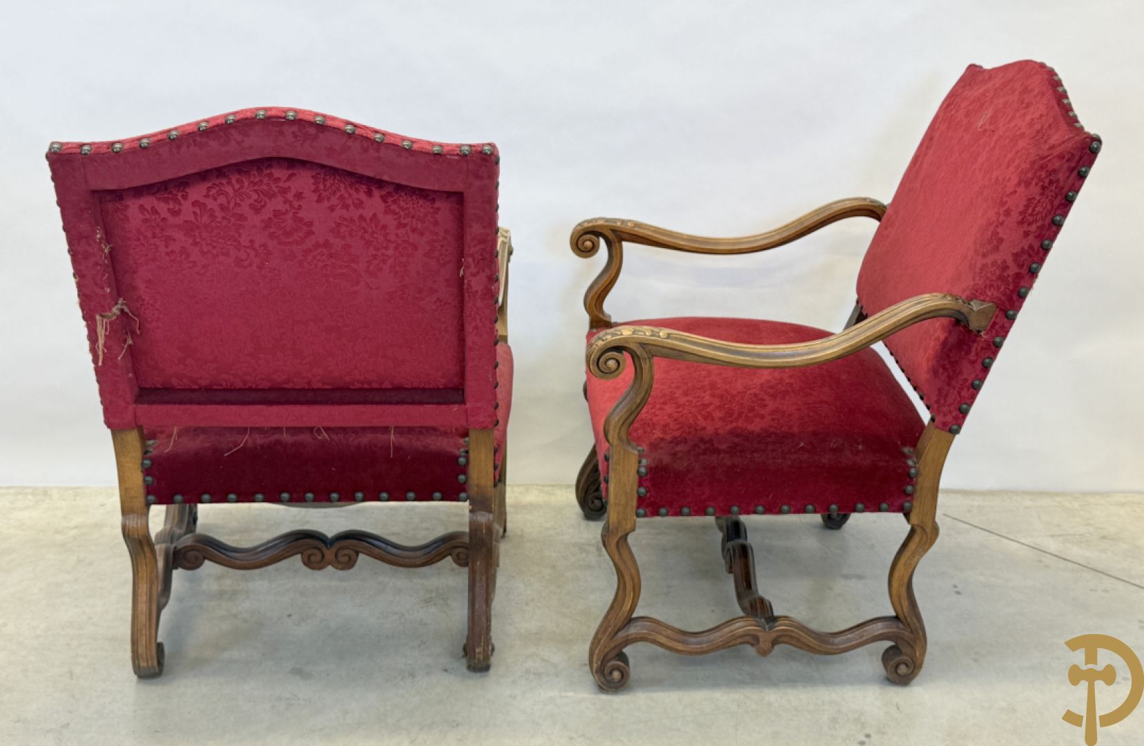 Paar armzetels met voluutvormige armleuningen, bordeaux stof, gesculpteerd met accanthusranken + Armzetel met bordeaux stof, vollutvormige armleunungen en gesculpteerd met accanthusranken