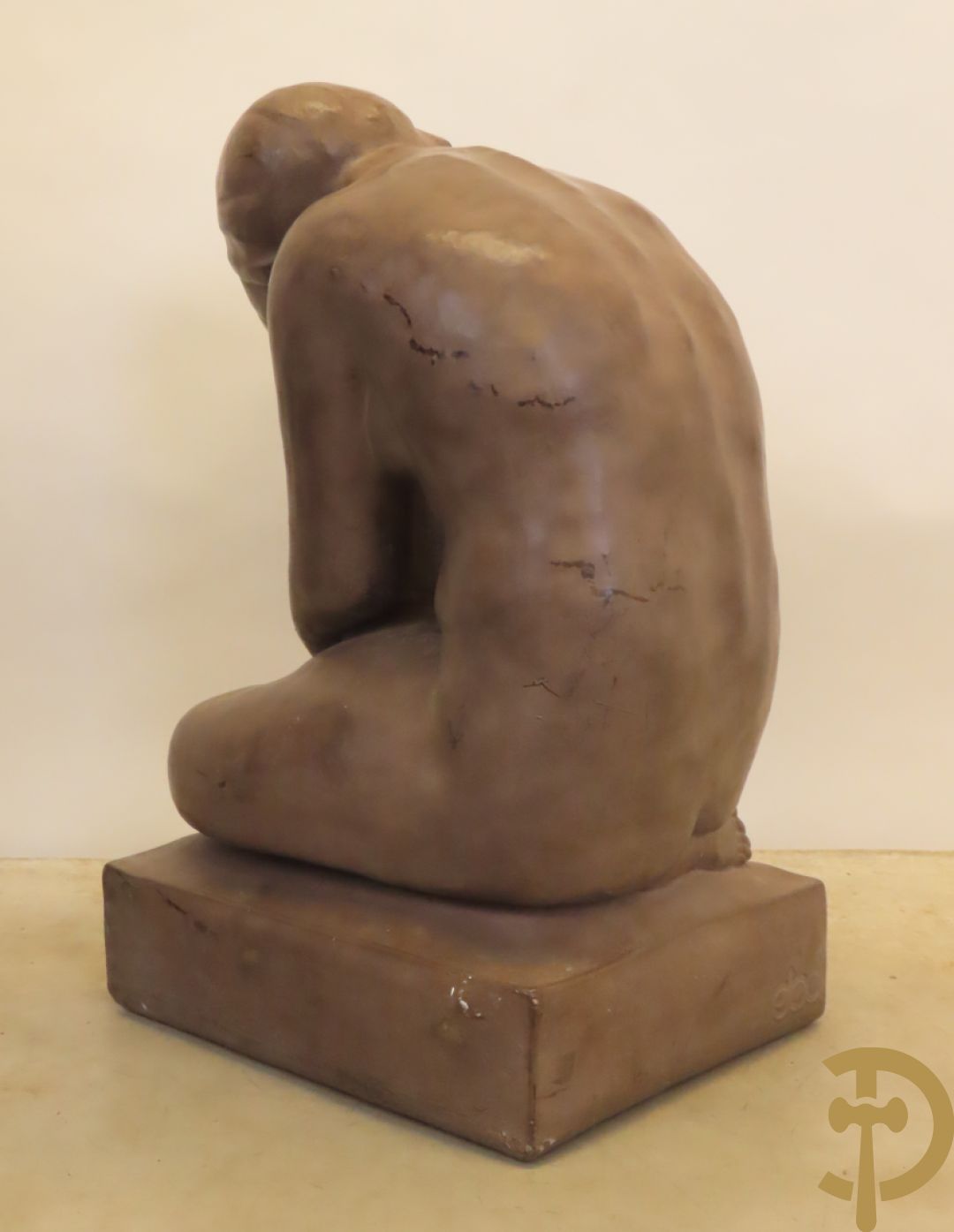 Geknielde zittende gepatineerde dame in composiet, Art deco stijl