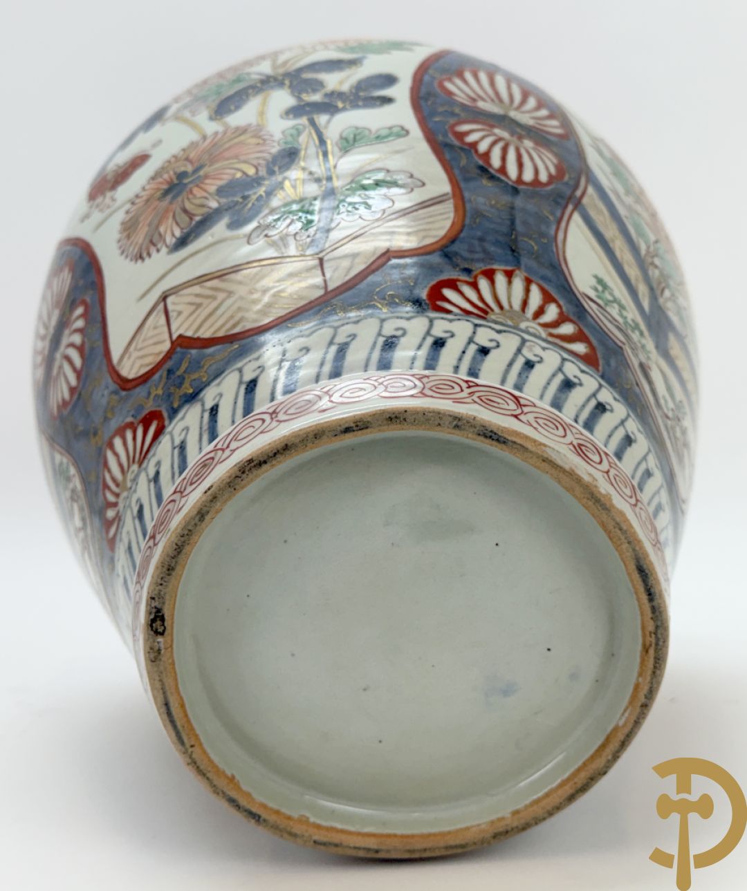 Japanse imari dekselpotiche met rood/blauw decor van bloemen in cartouches