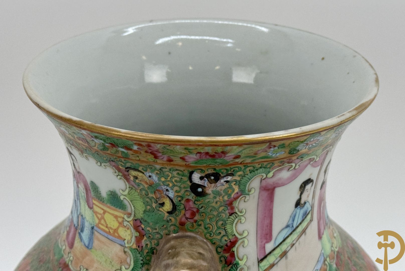 Chinese porseleinen Kantonvaas met geanimeerde taferelen, bloemen, vogel en vlinderdecor