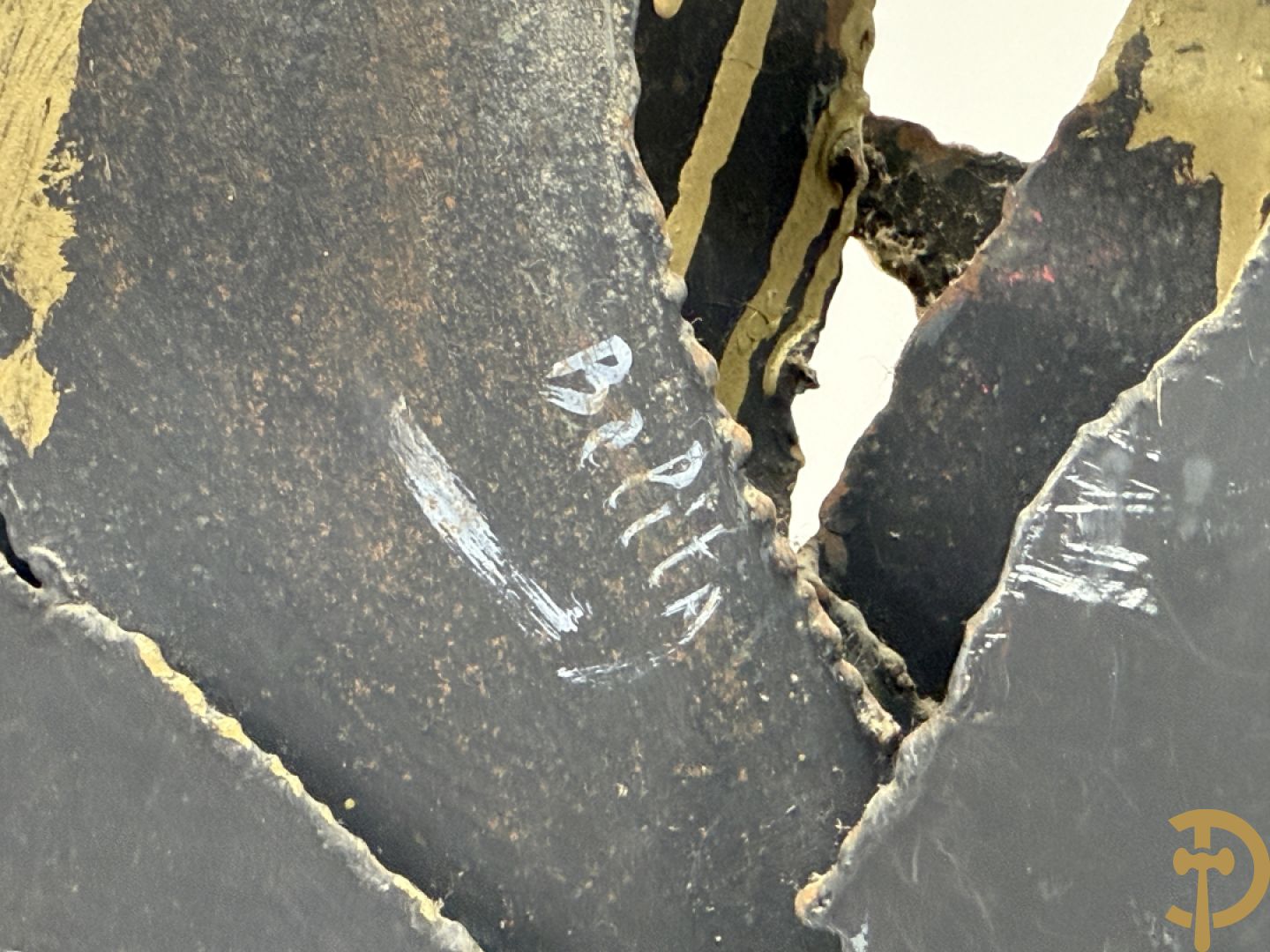 Smeedijzeren decoratief basrelief met keramieken vissen