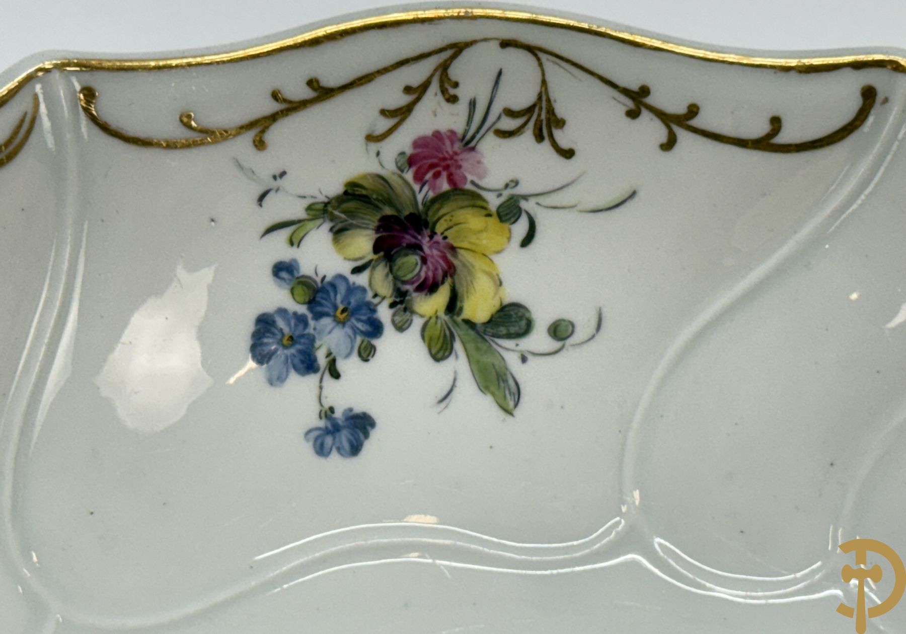 Porseleinen groentenschotel met handbeschilderd bloemendecor, Doorniks, onderaan gemerkt, 19e