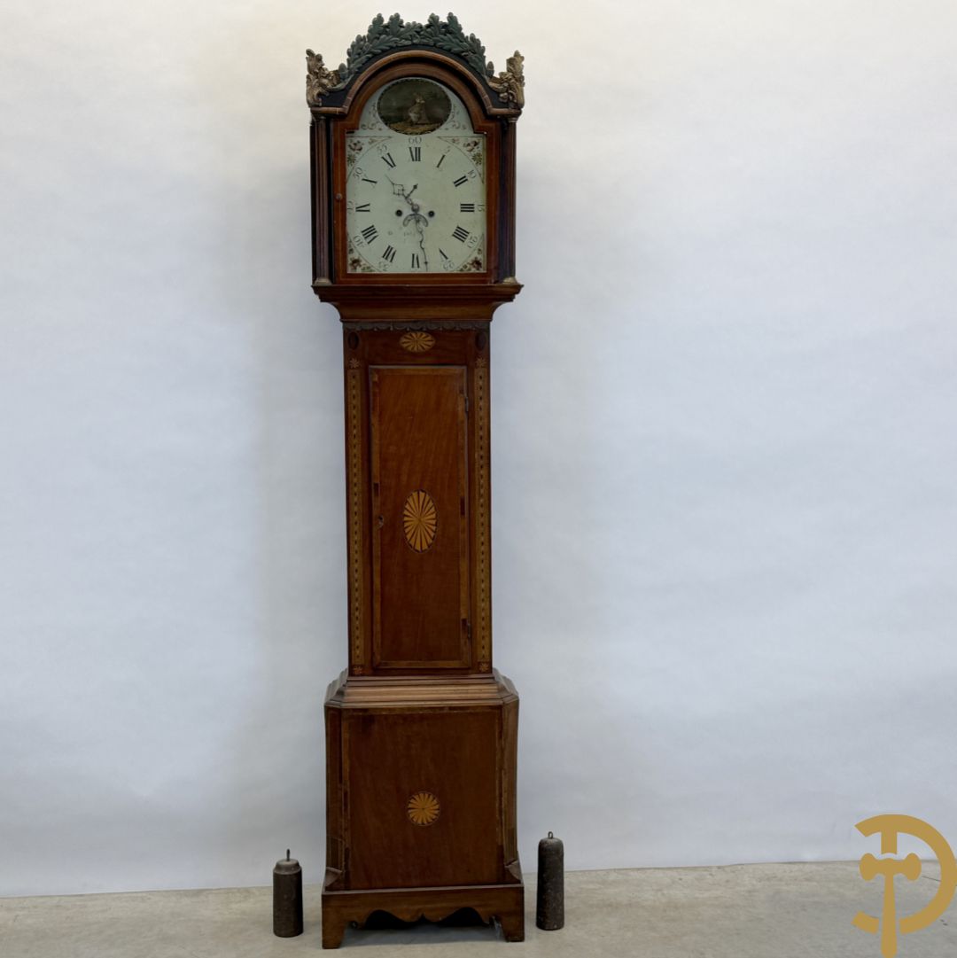 Engelse staande grootvadersklok met handbeschilderd tafereel in de wijzerplaat