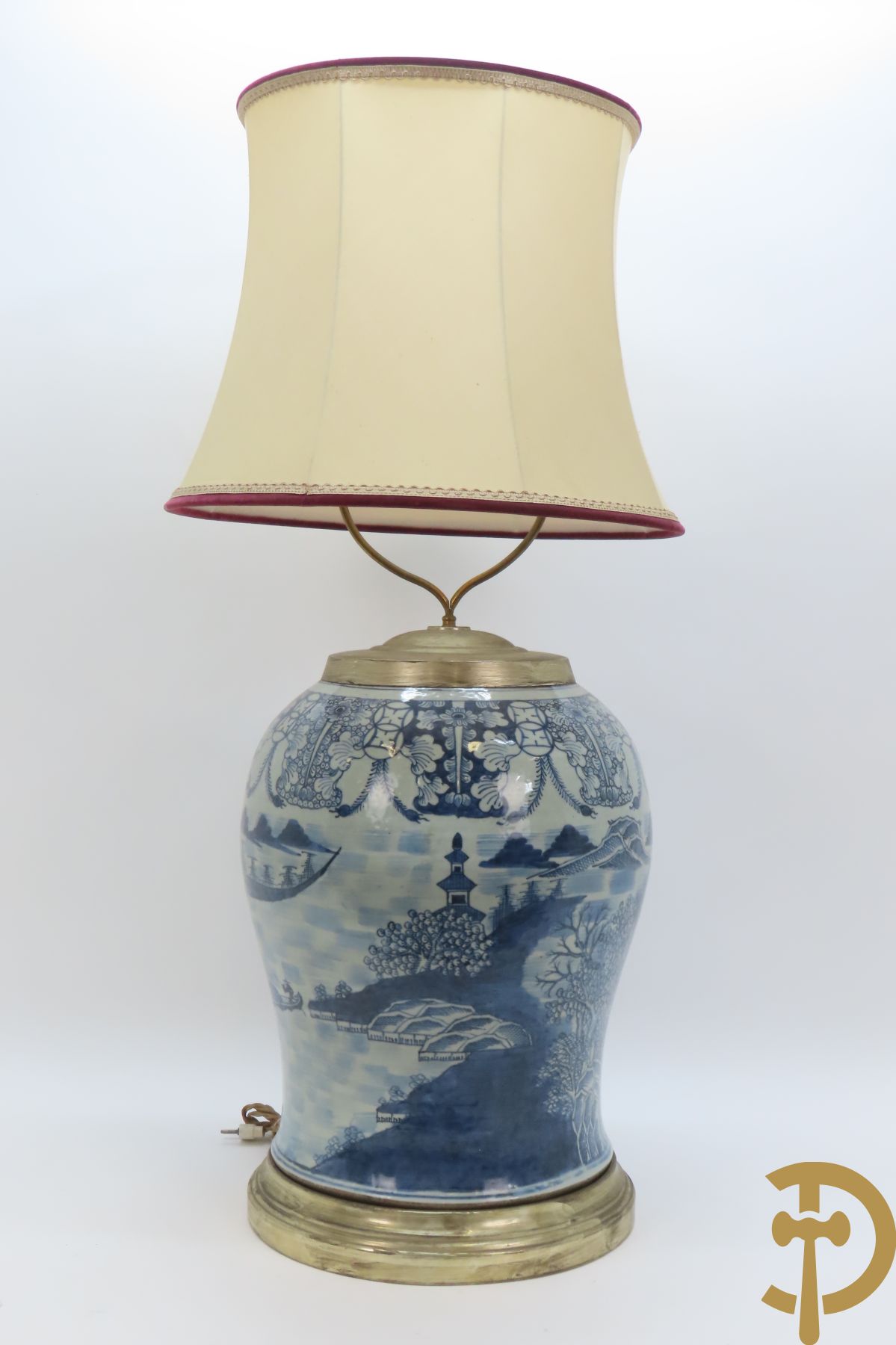 Chinese porseleinen potiche omgebouwd als lampadaire met geanimeerd landschapsdecor