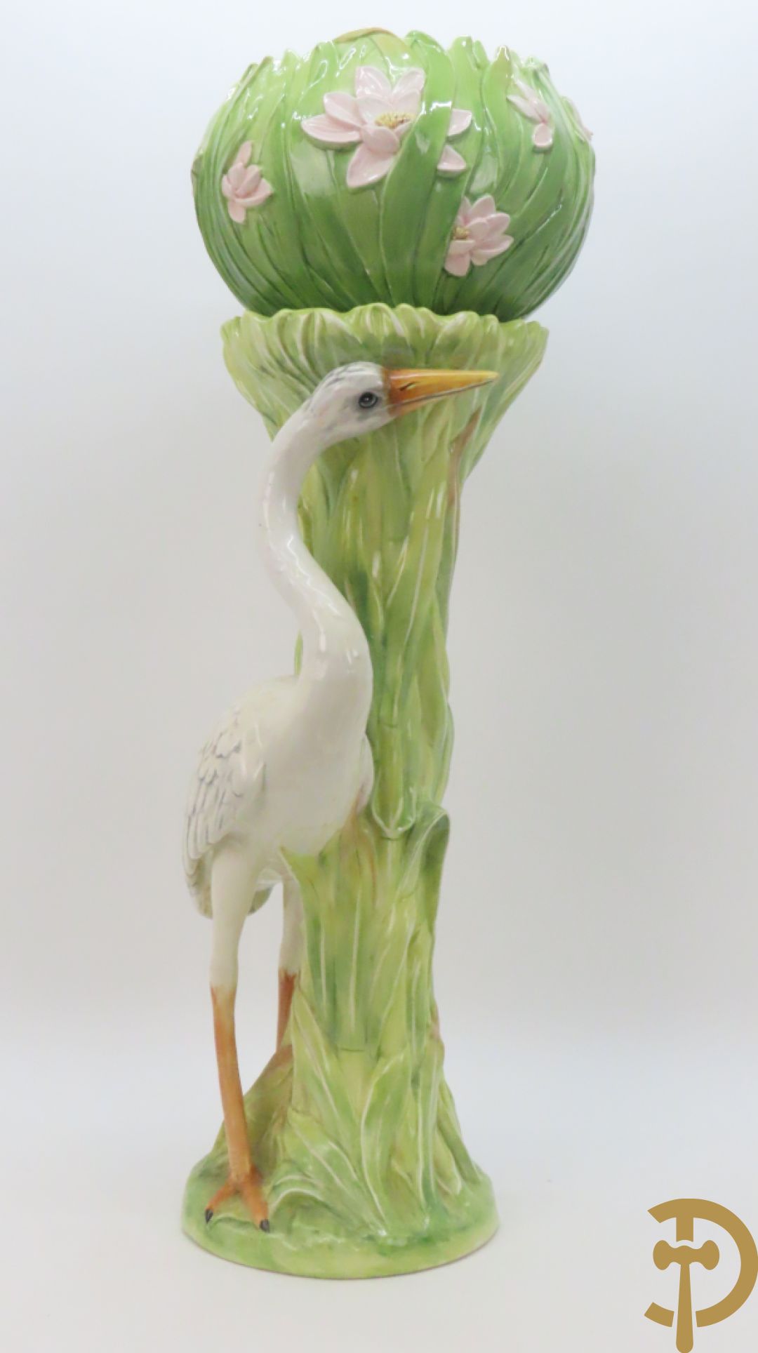 Keramieken zuil met ooievaar in het riet met cachepot erop, Italiaans, gemerkt