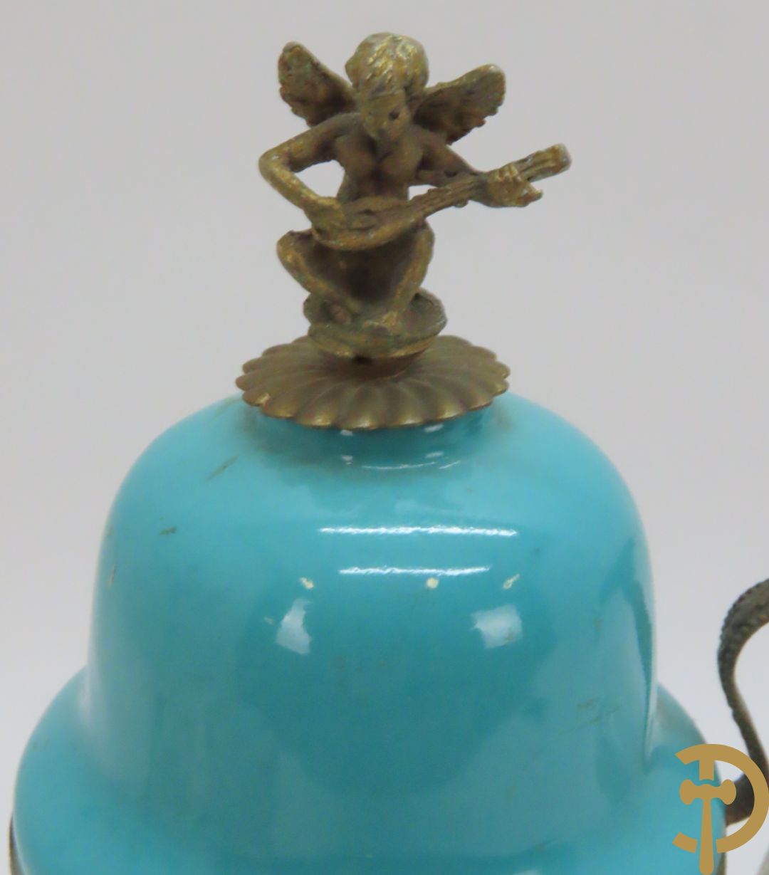 Driearmige porseleinen kandelaar met bloemenmotieven, onderaan gemerkt Plaue + porseleinen coupe Plaue + Limoges schenkkan met bloemendecor