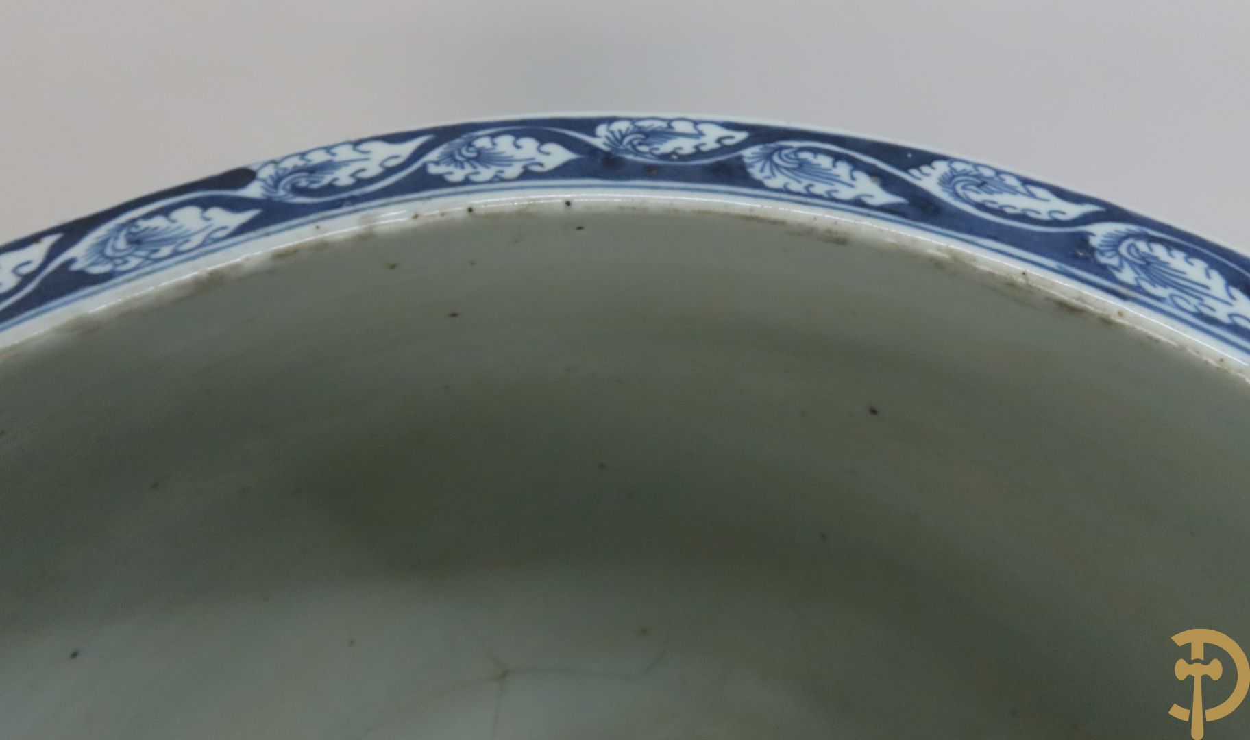 Chinese porseleinen blauw - witte cachepot met met drakenmotieven en wolkendecor