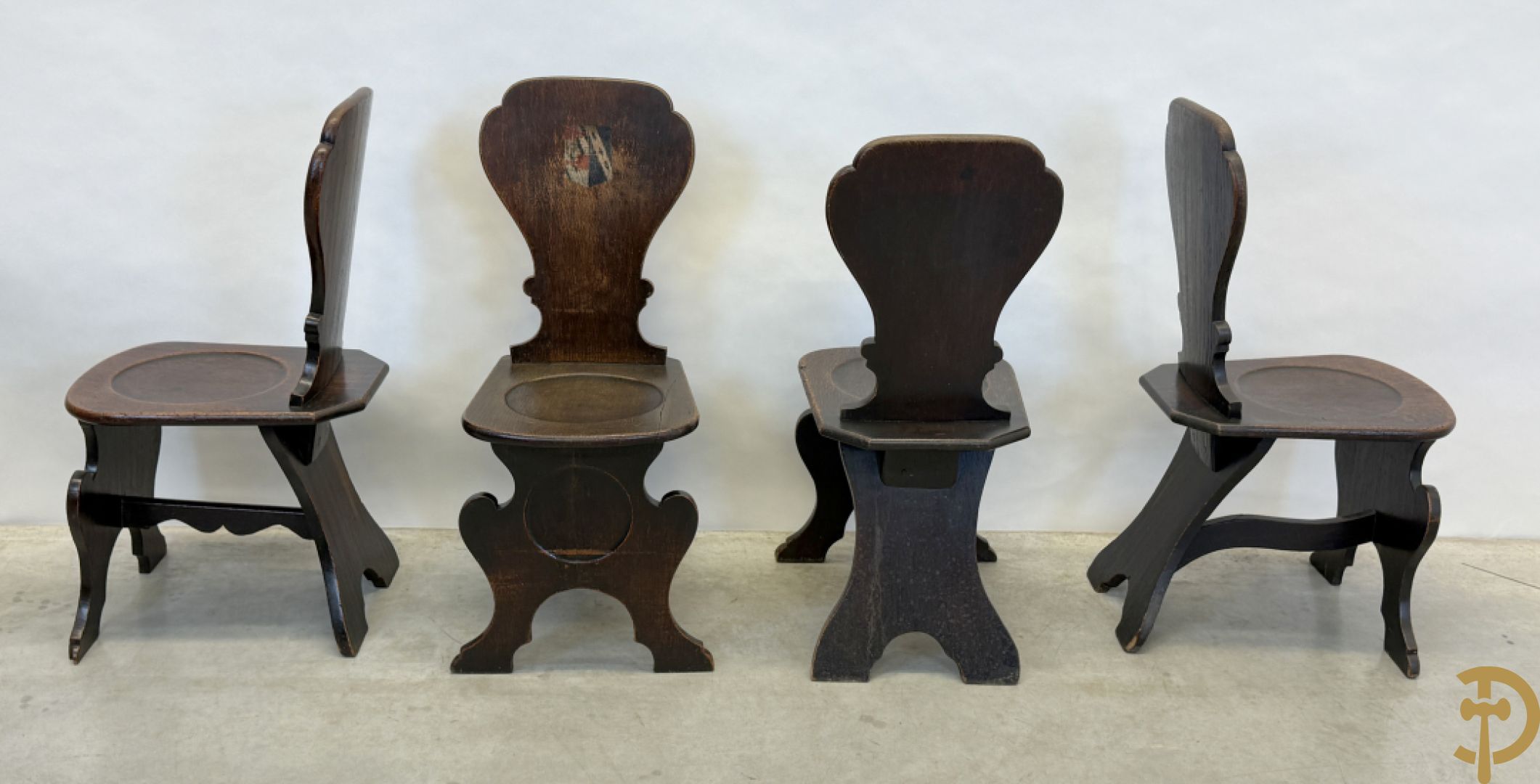 Zes landelijke eiken stoelen met beschilderde wapenschilden op de rug