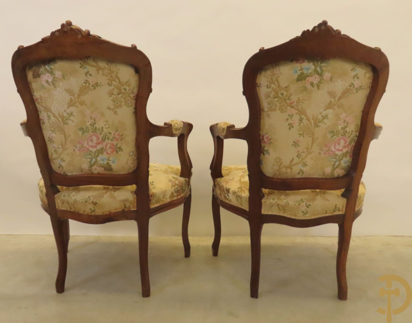 Vijfdelig Louis XV salonensemble in beuk bestaande uit tweezit, 2 armzetels en 2 stoelen