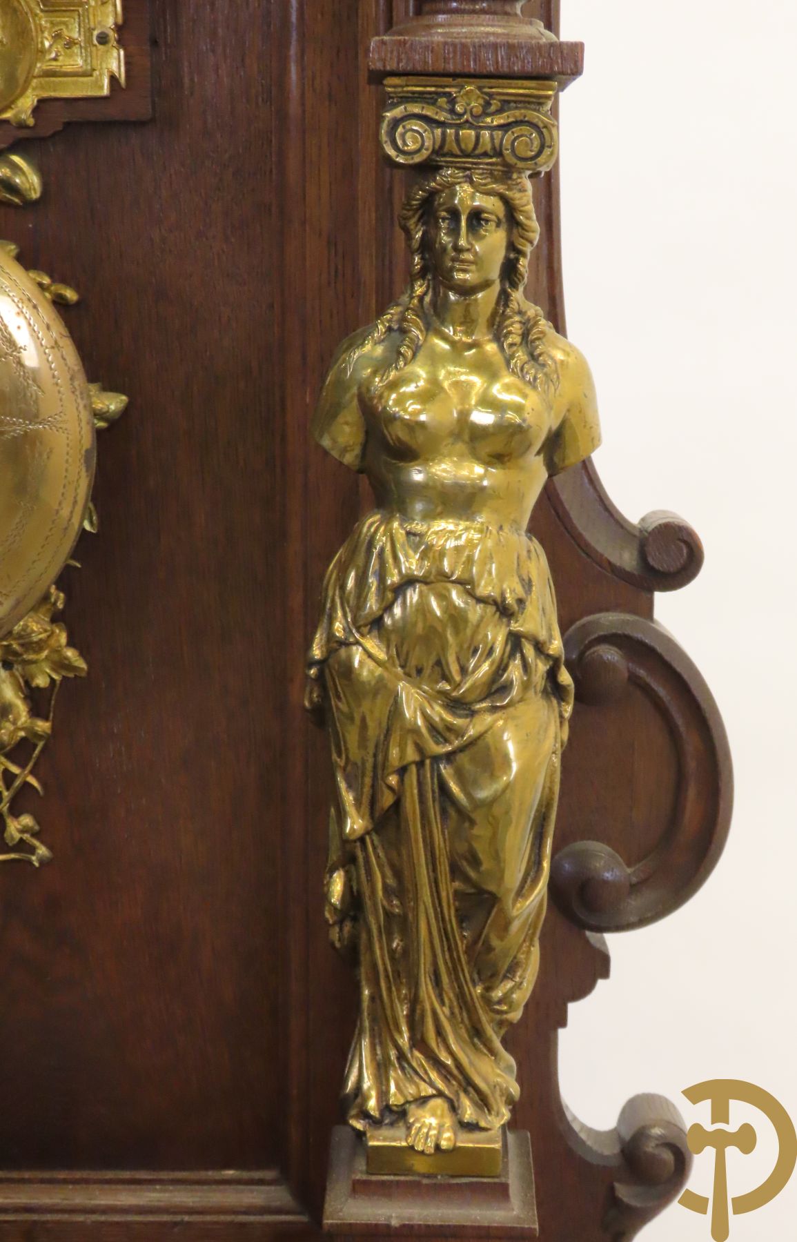 Staande klok met eikenhouten chassis en Neo Renaissance motieven bezet met bronsbeslag, bovenaan met bronzen cupido