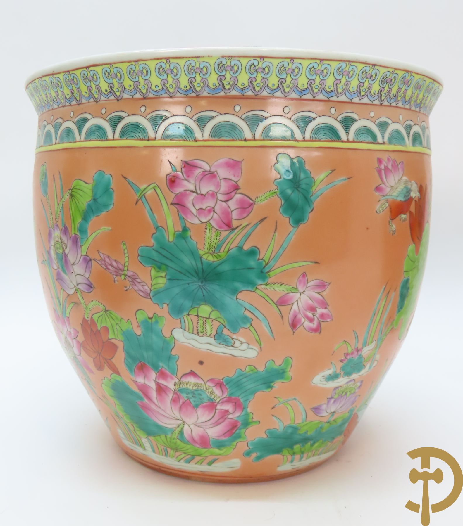 Paar Chinese porseleinen cachepots met bloemendecor en binnenin met visdecor