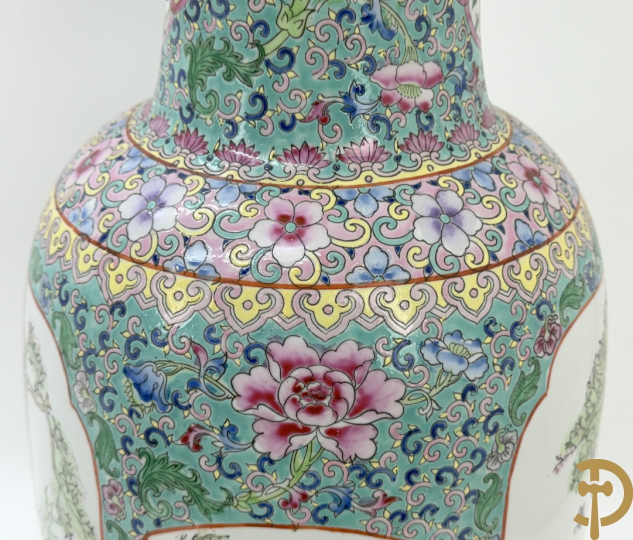 Paar Chinese vazen met geishadecor, rondom bezet met bloemen