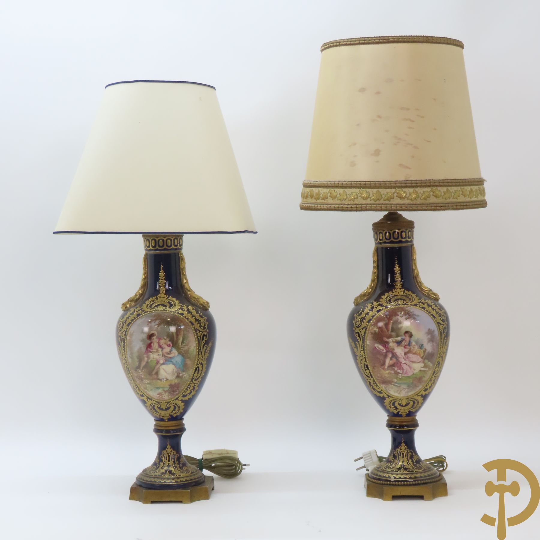 Paar kobaltblauwe porseleinen vazen met dubbel motief als lampadaire